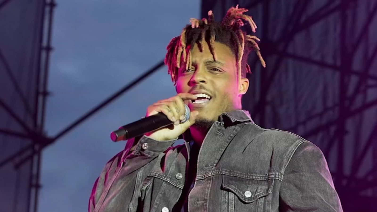 Enjoying Hip Hop And Live Music With Juice Wrld Background