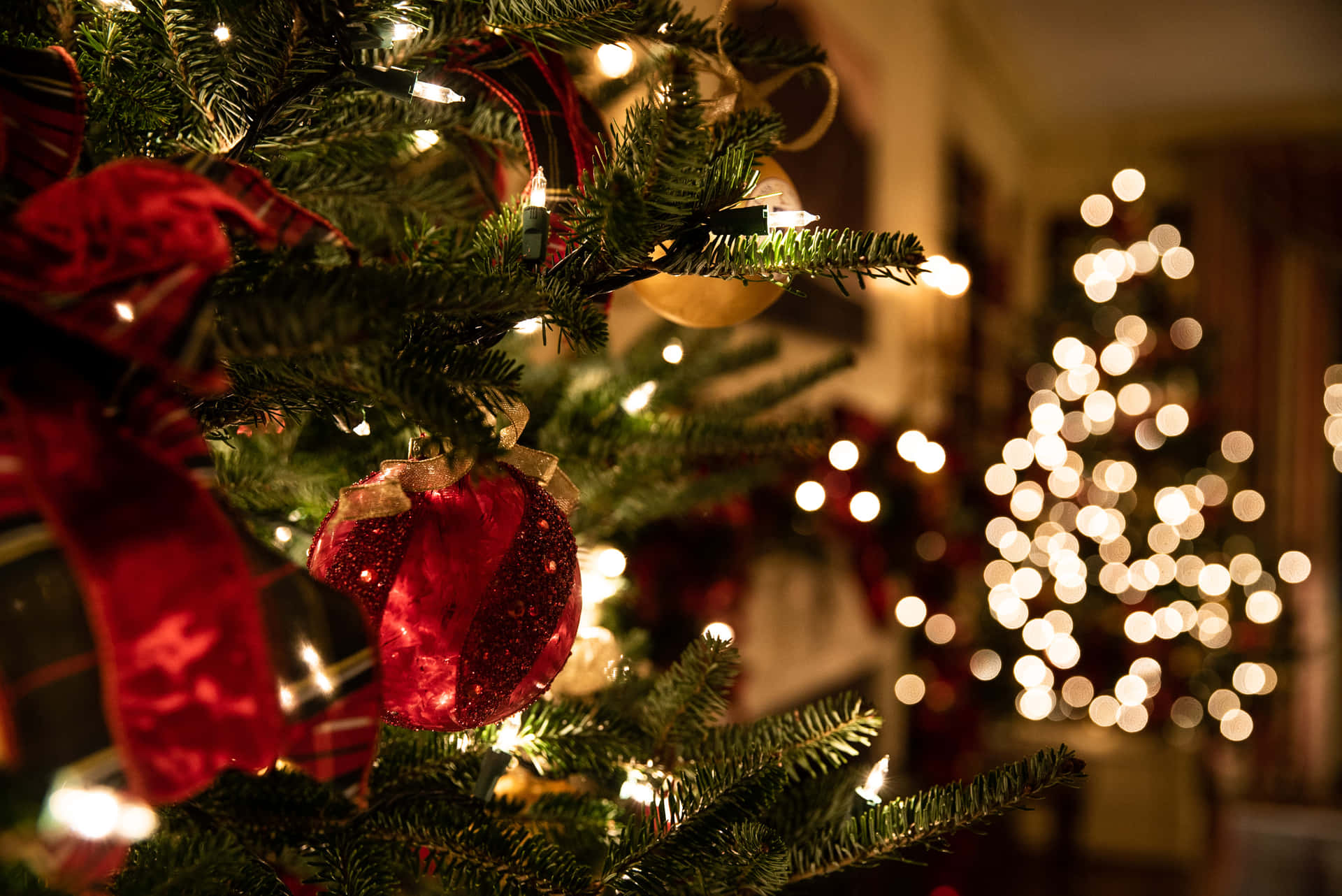 Enjoying The Festive Christmas With A Freshly Built Pc Background