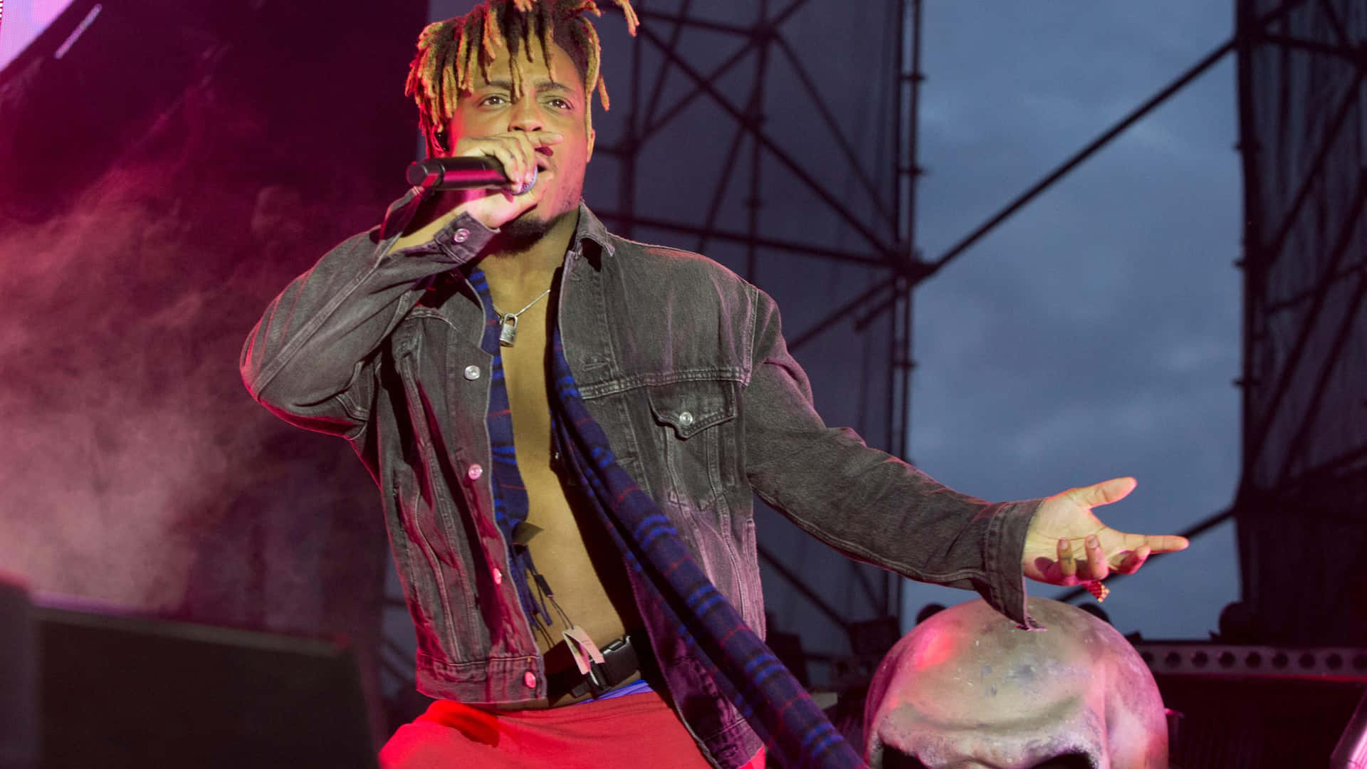 Enjoying The Music From Juice Wrld Live In Concert Background