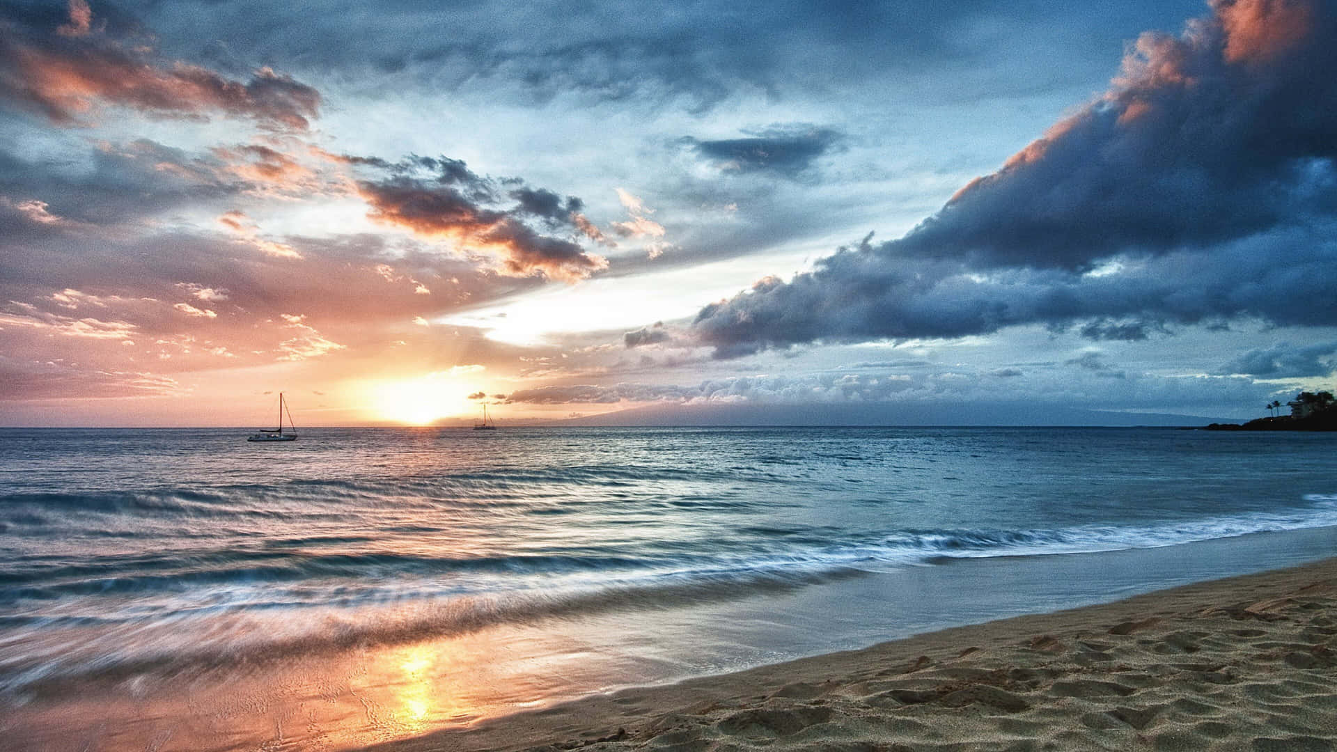 Enjoying The Stunning Beauty Of Nature With The Ocean 4k Ipad Background