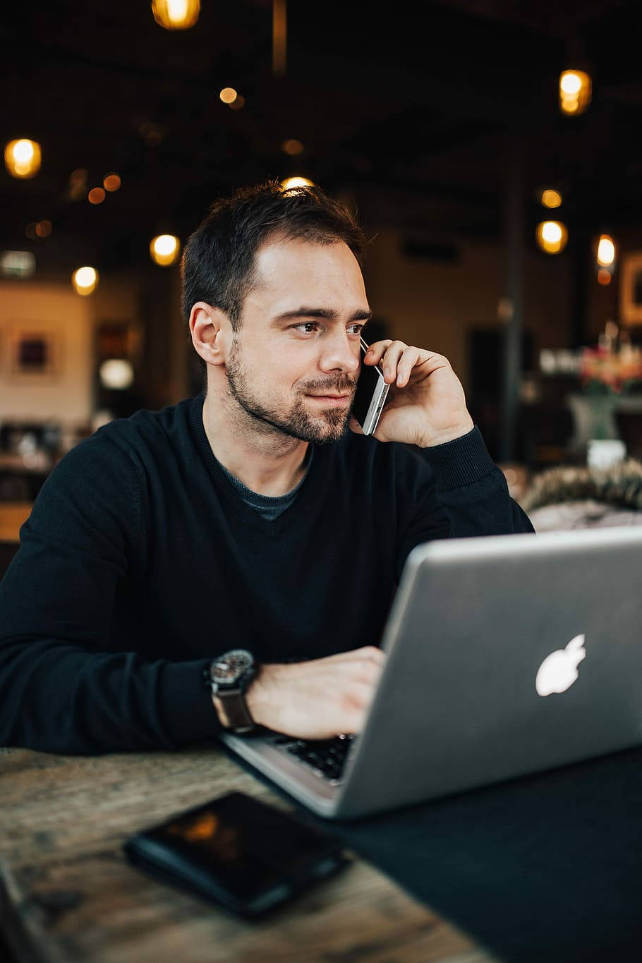 Entrepreneur Conducting Business Over The Phone Background