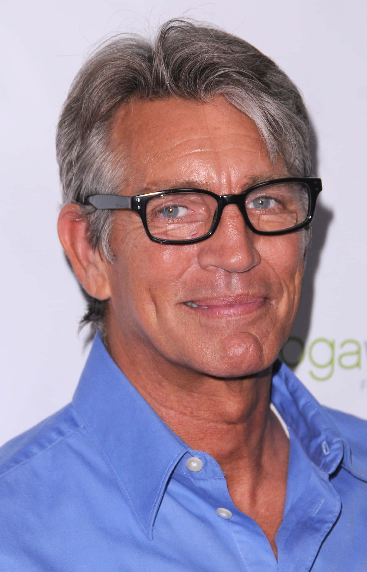 Eric Roberts 2700 X 4200 Background