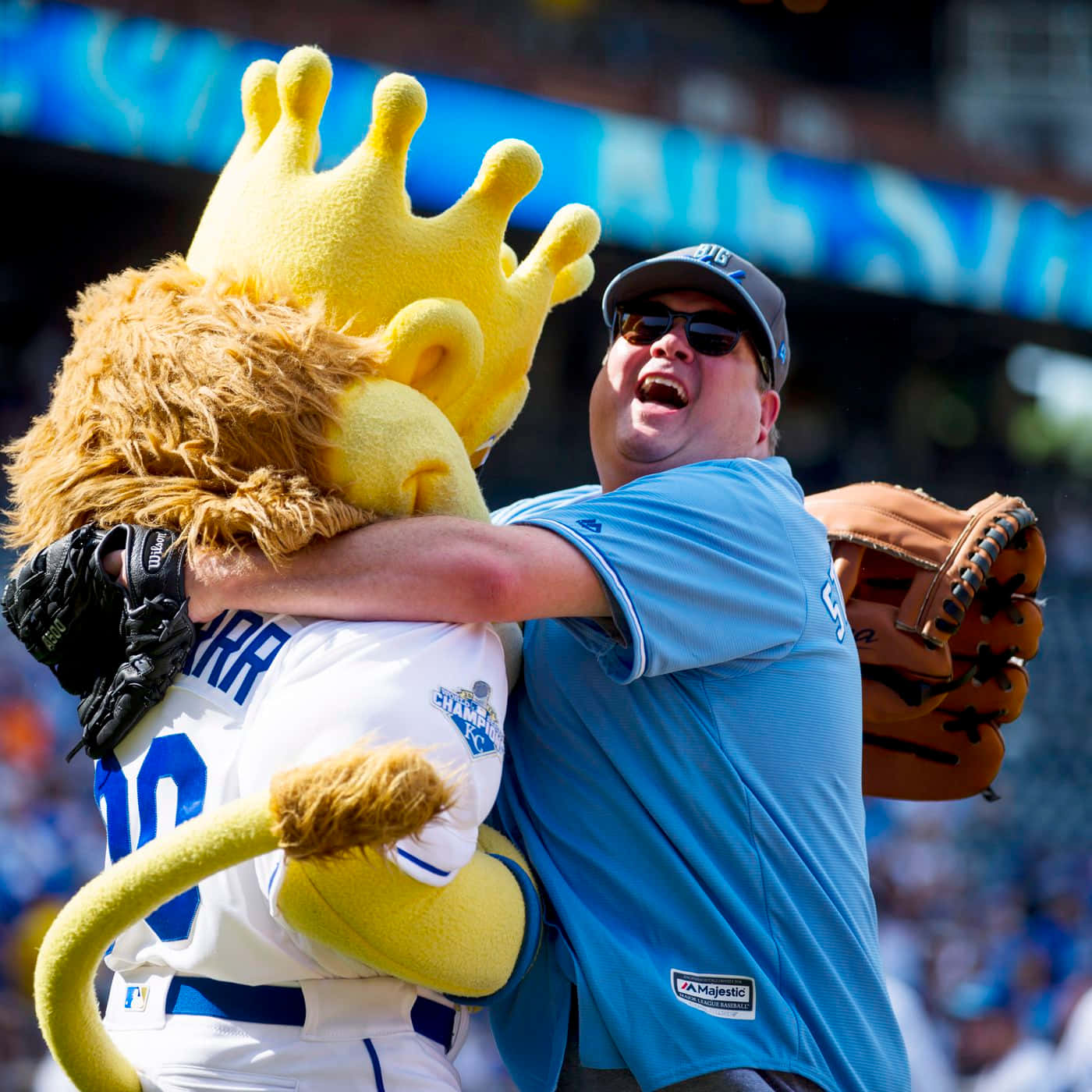 Eric Stonestreet 1400 X 1400 Background