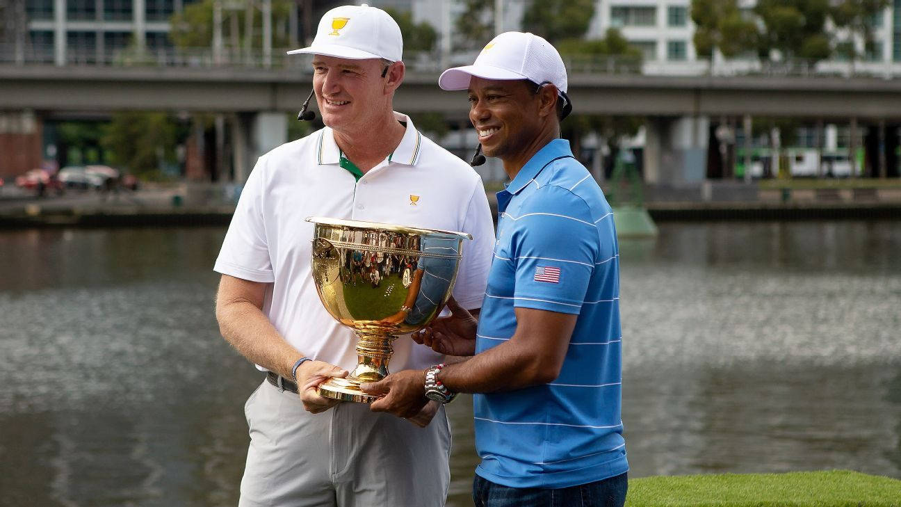 Ernie Els And Tiger Woods Trophy Background