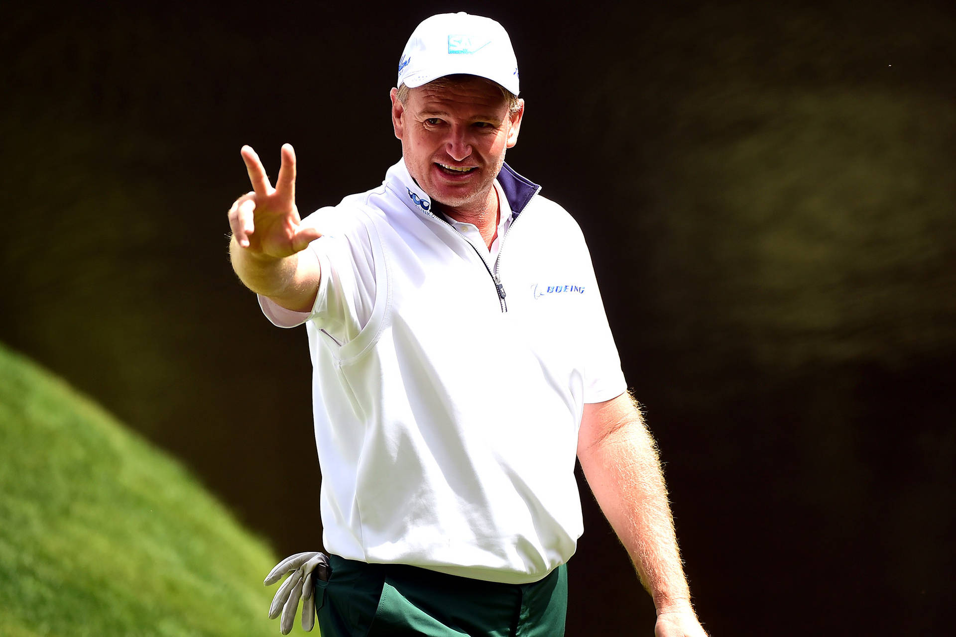 Ernie Els Gesturing Background