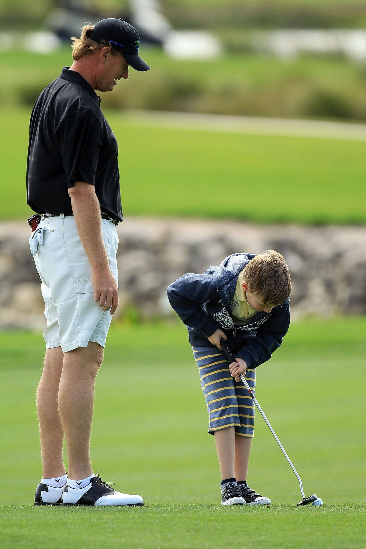 Ernie Els Golfing With Kid Background