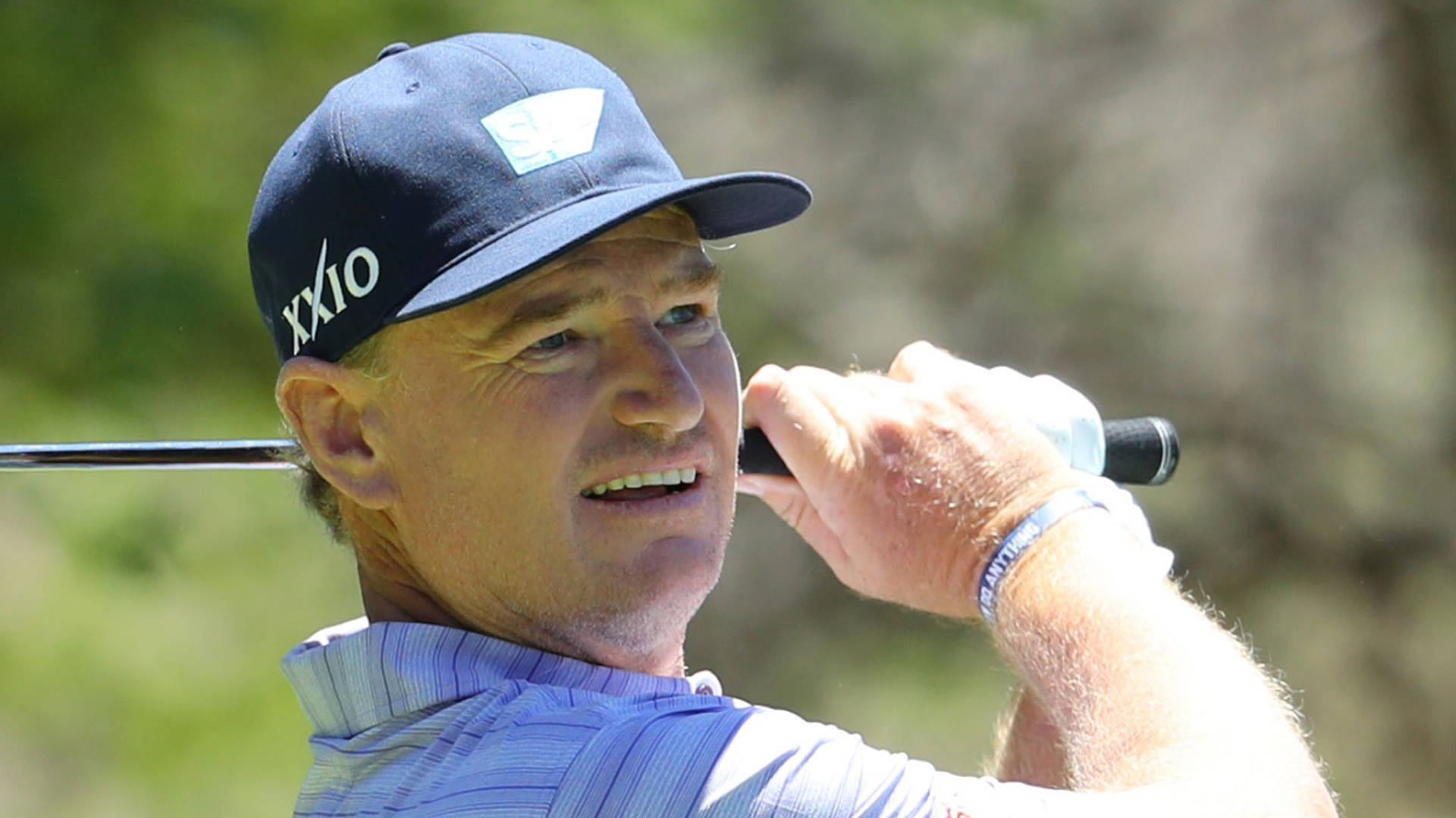 Ernie Els Smilng With Golf Club Background