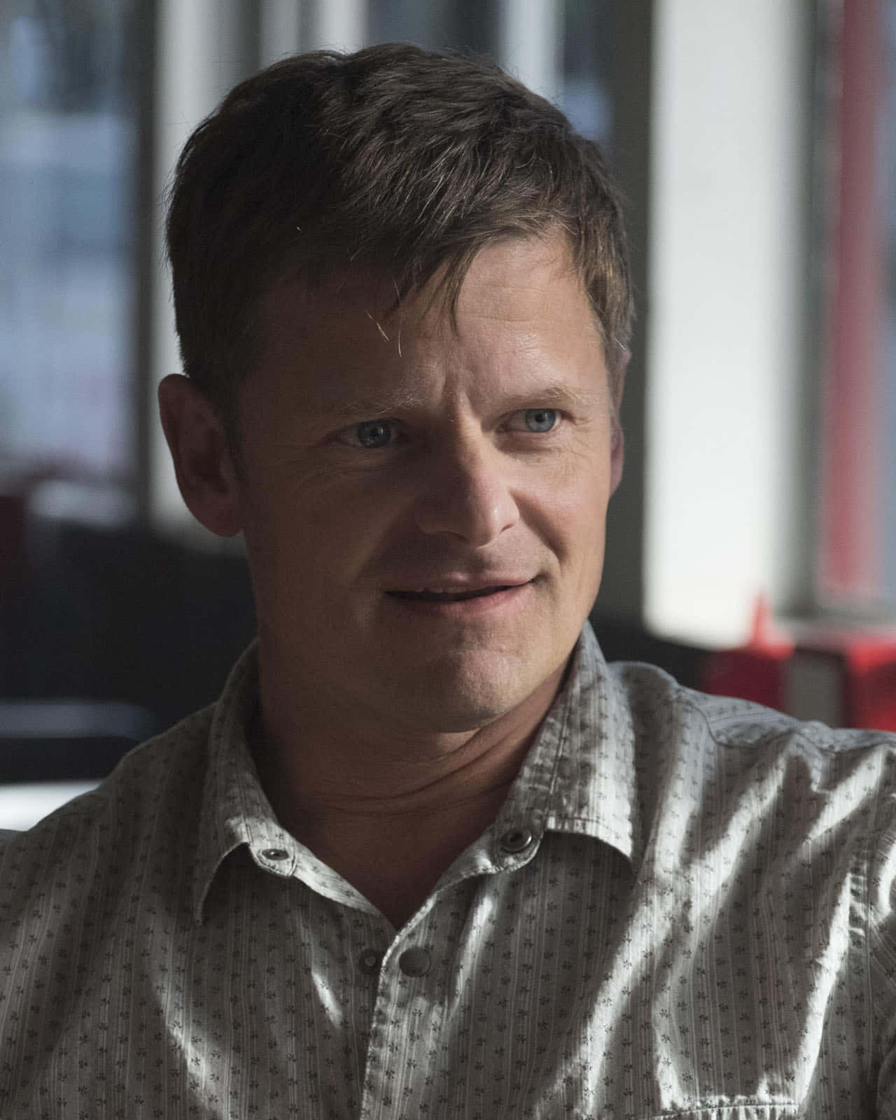 Esteemed Actor Steve Zahn Against A Backdrop Of Serene Blue. Background