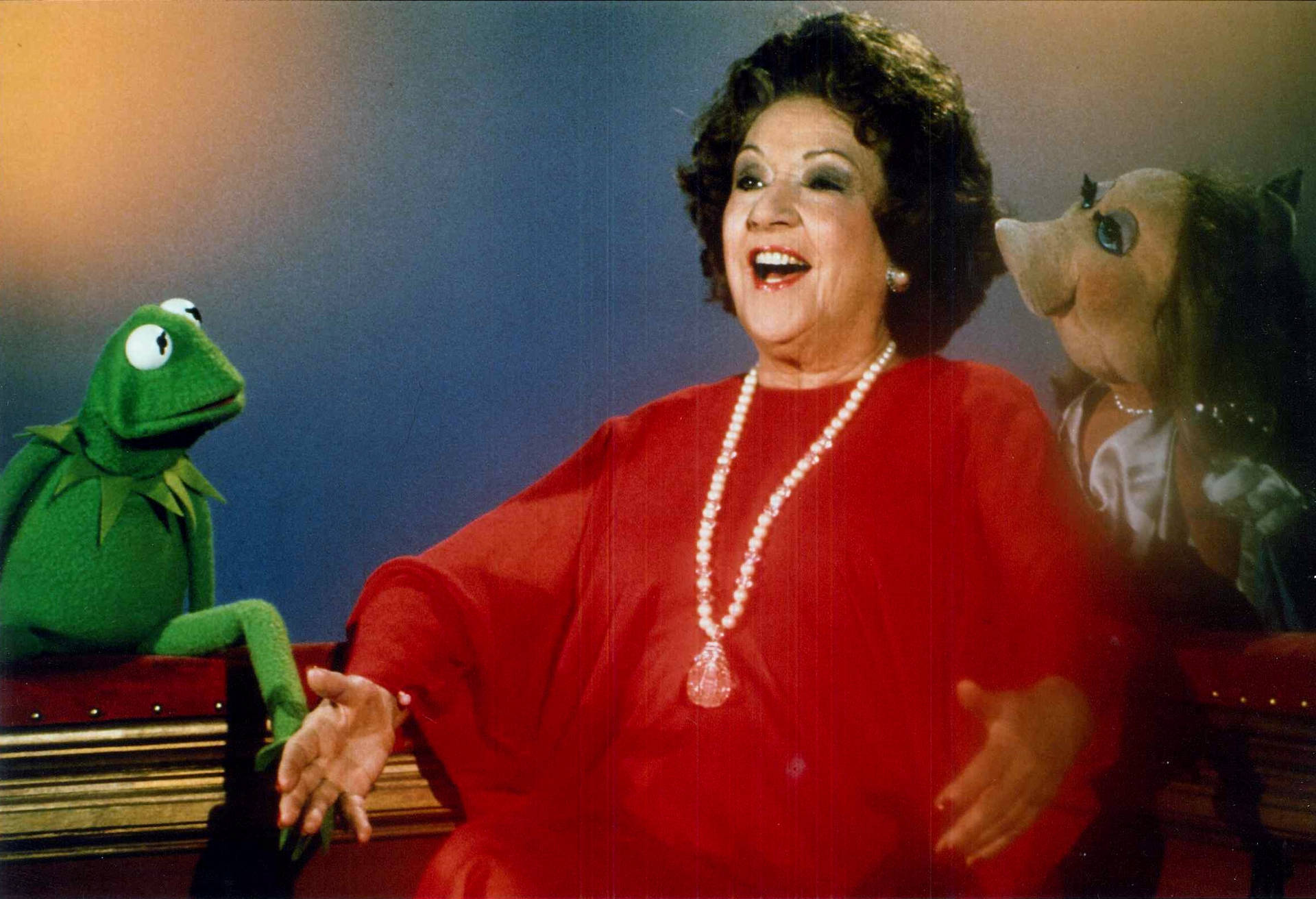 Ethel Merman Performing Alongside Muppets' Kermit The Frog And Miss Piggy Background