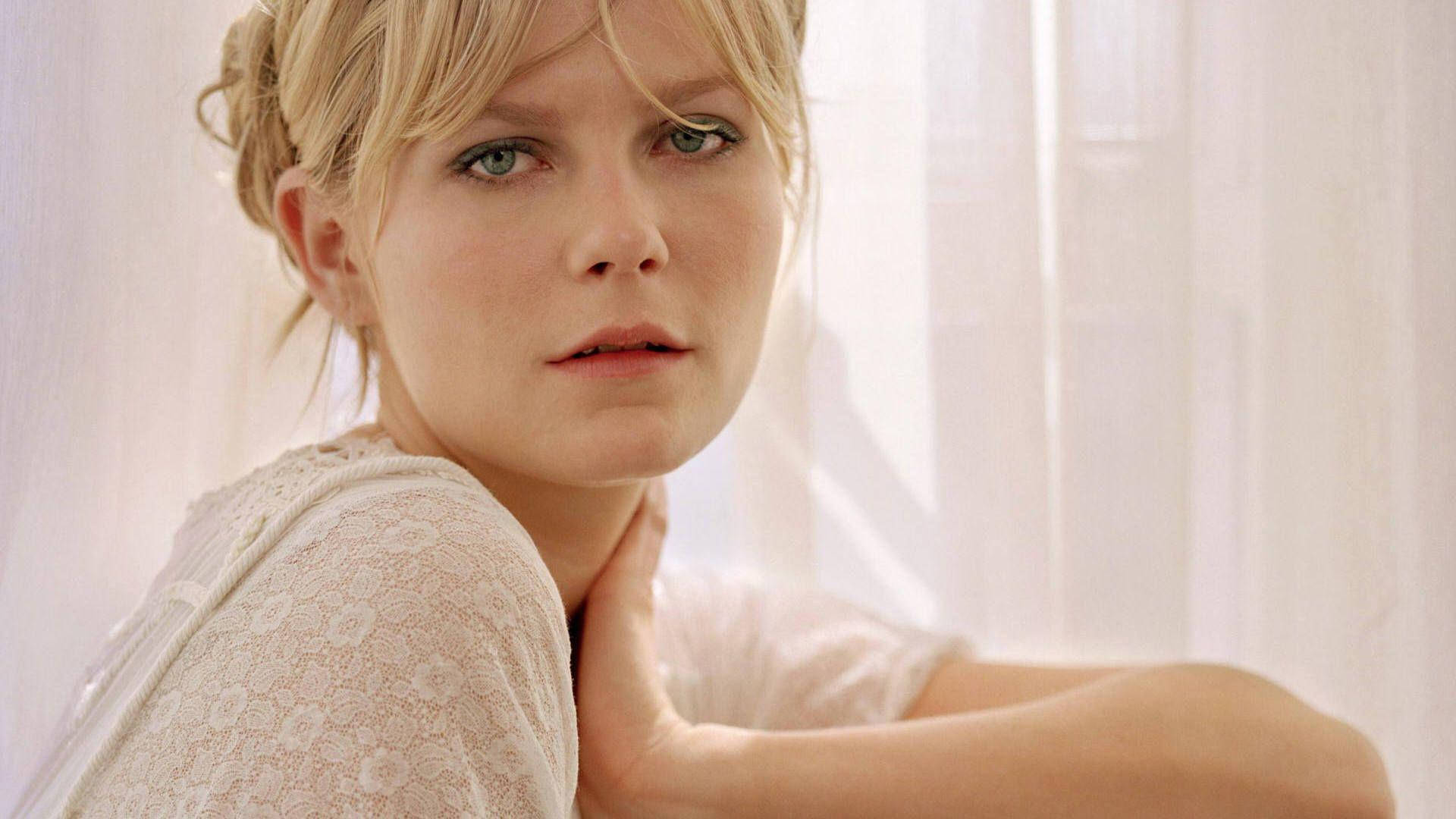 Ethereal Kirsten Dunst Background