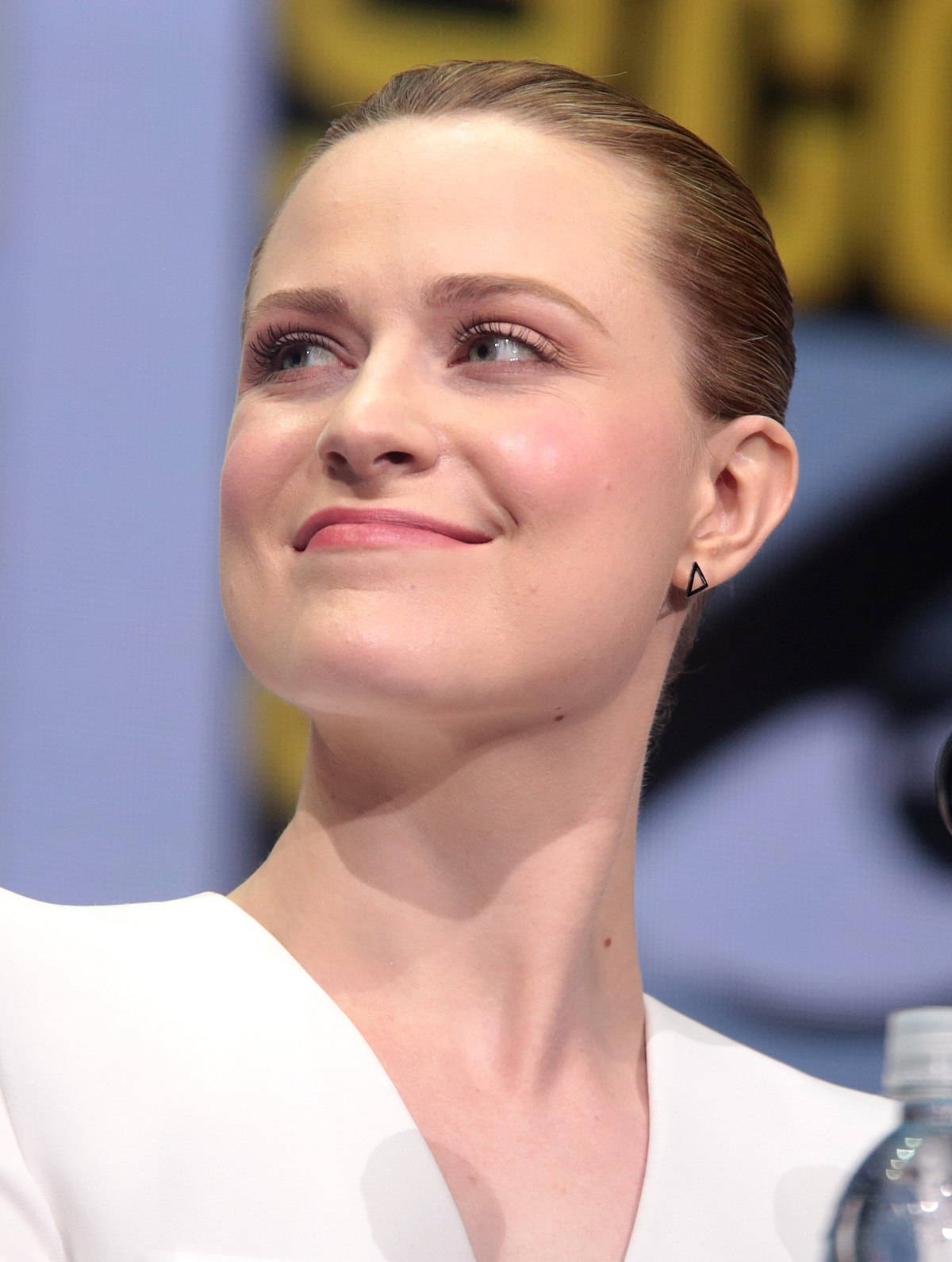 Evan Rachel Wood Big Smile Side Look Background