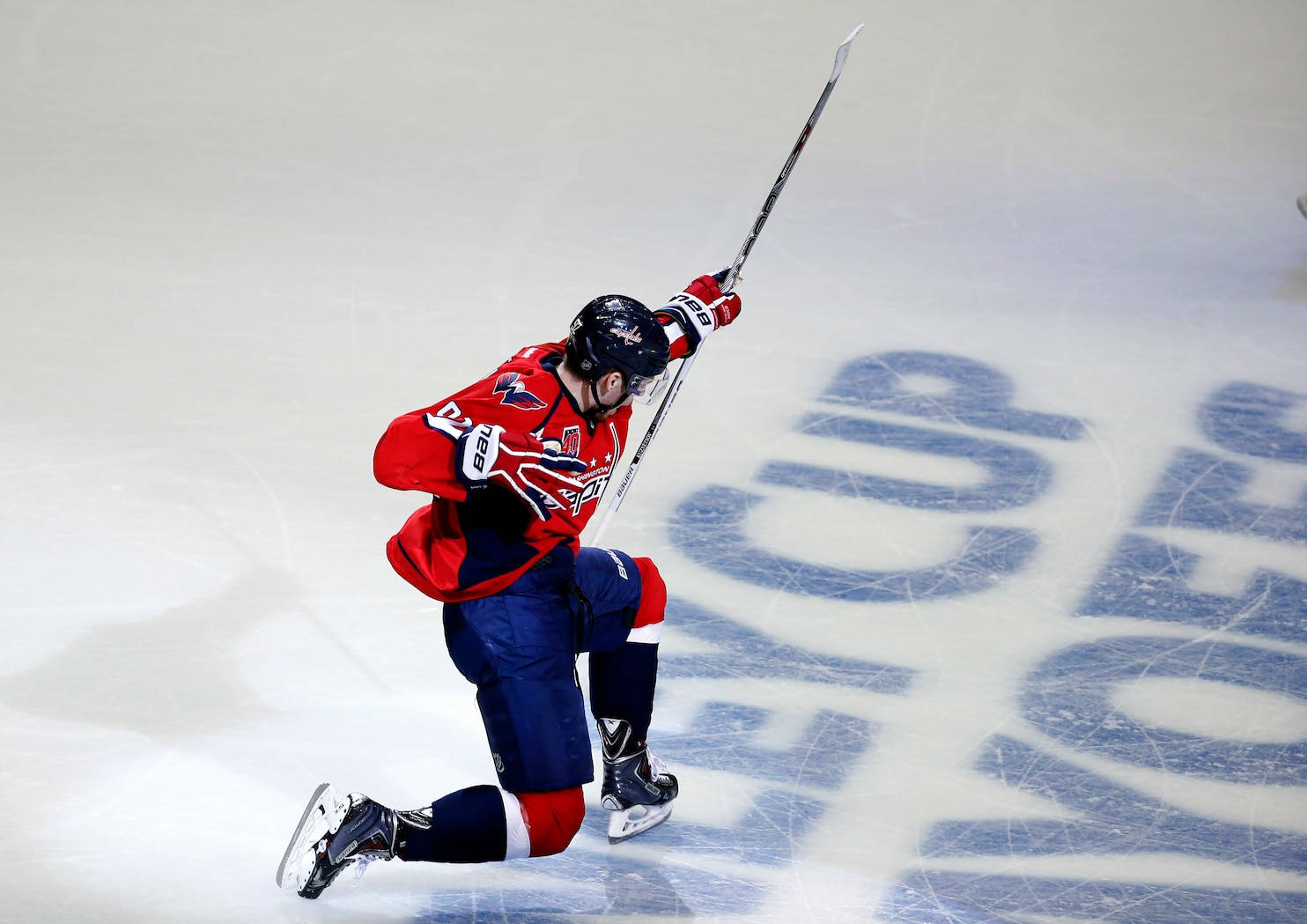 Evgeny Kuznetsov Successful Move Background