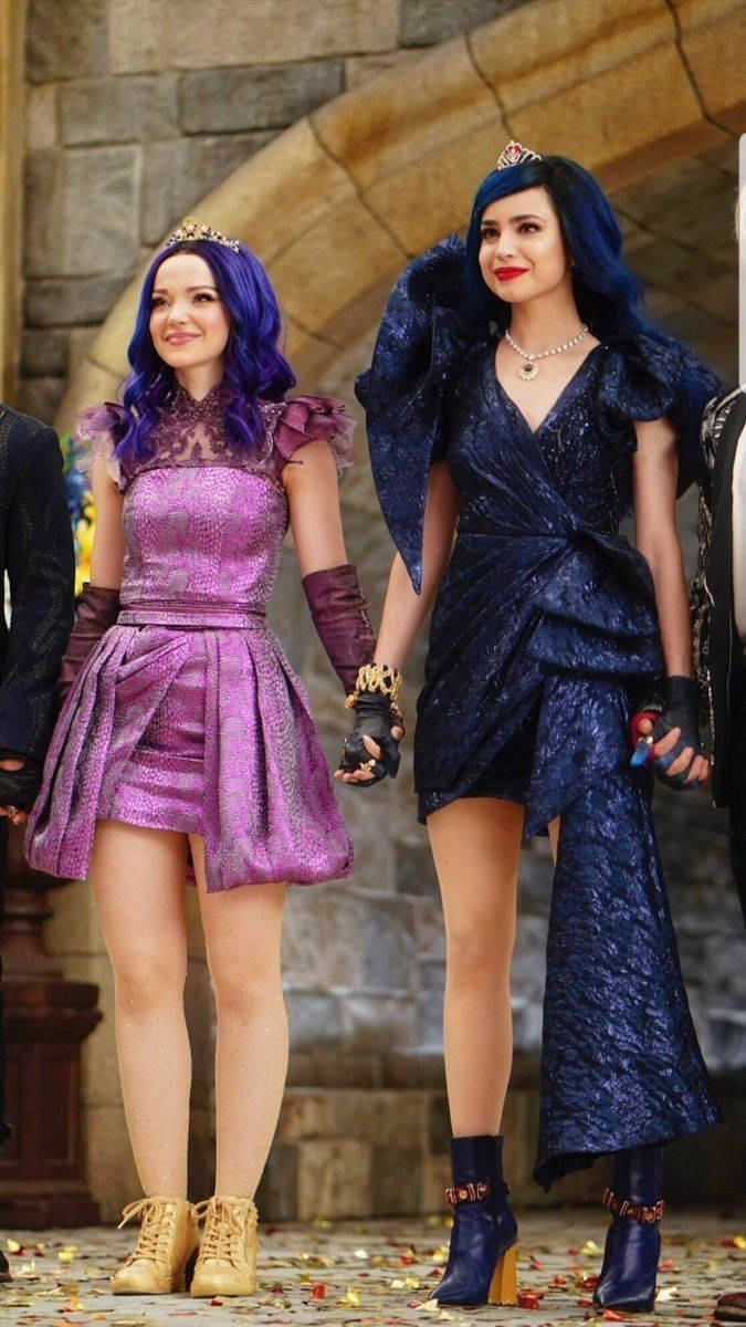 Evie And Mal Holding Hands Descendants