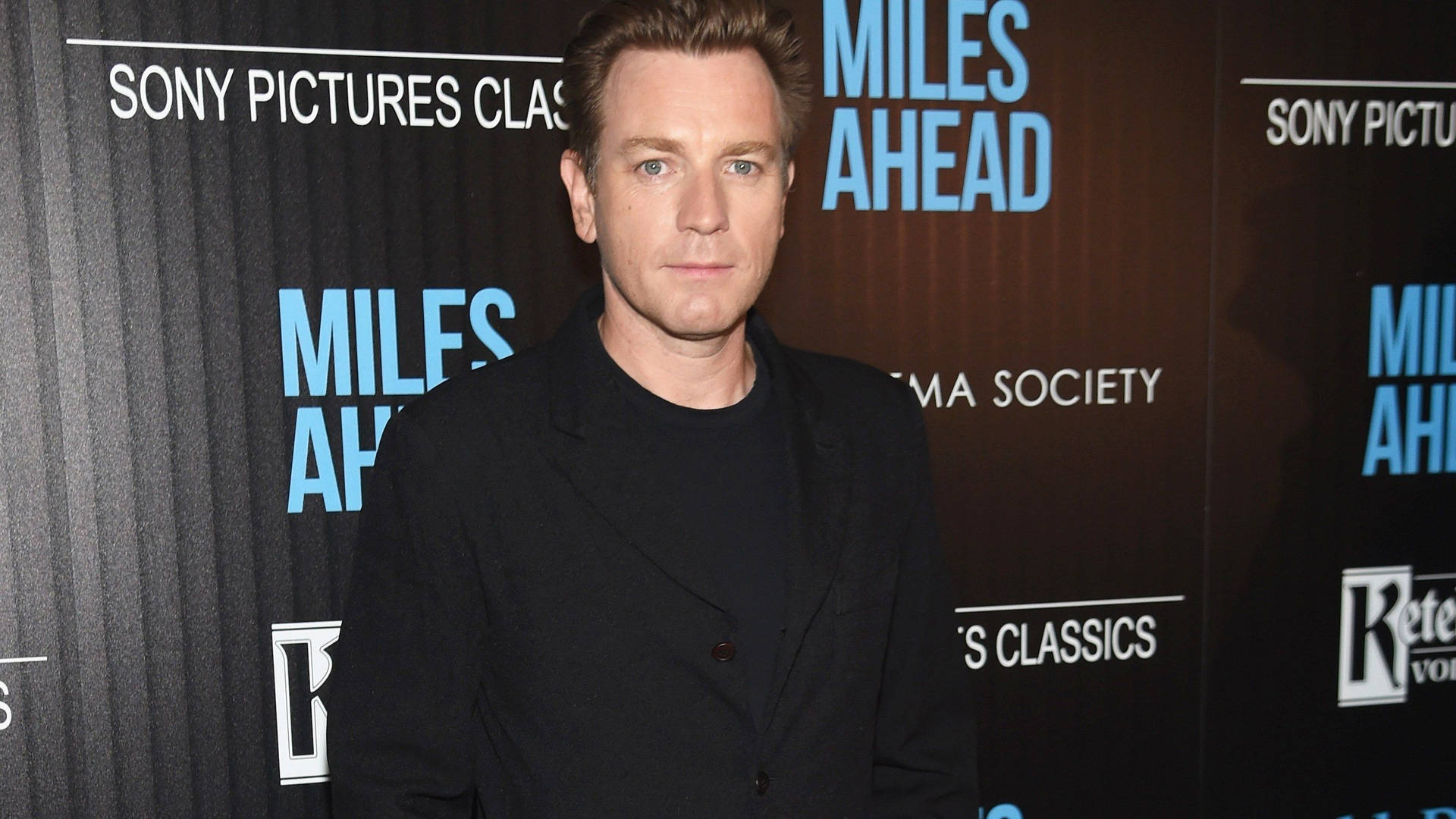 Ewan Mcgregor At The Miles Ahead Movie Premiere Background