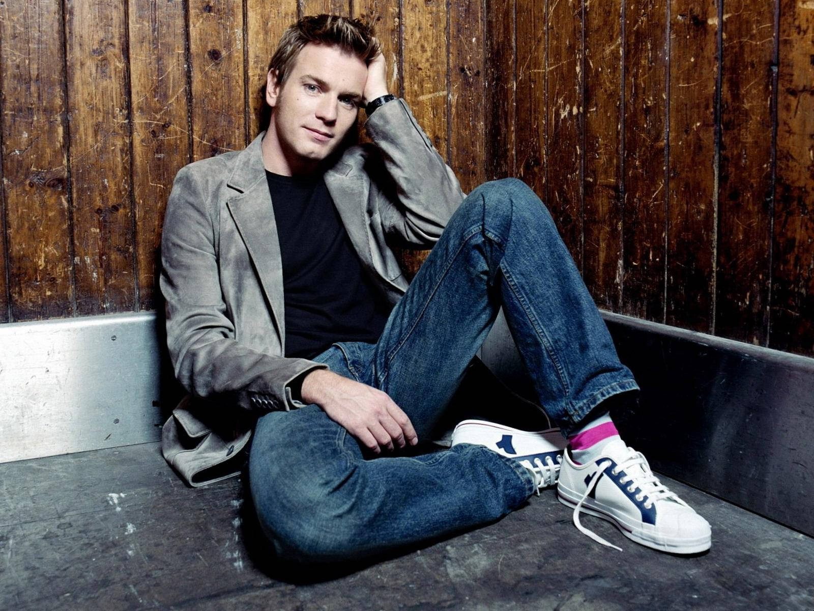 Ewan Mcgregor Gray Blazer Denim Pants Sneakers Background