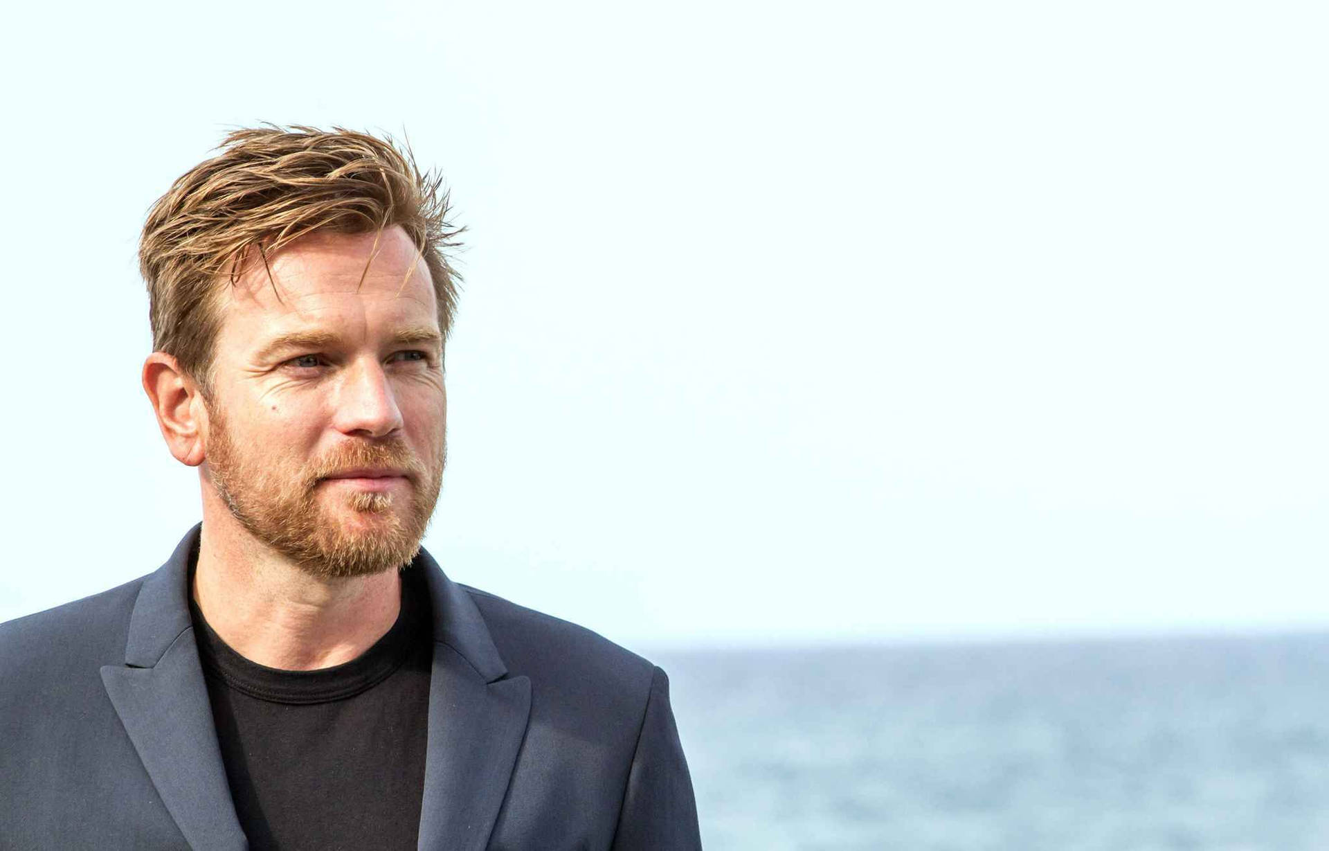 Ewan Mcgregor Scottish Actor Ocean Background Background