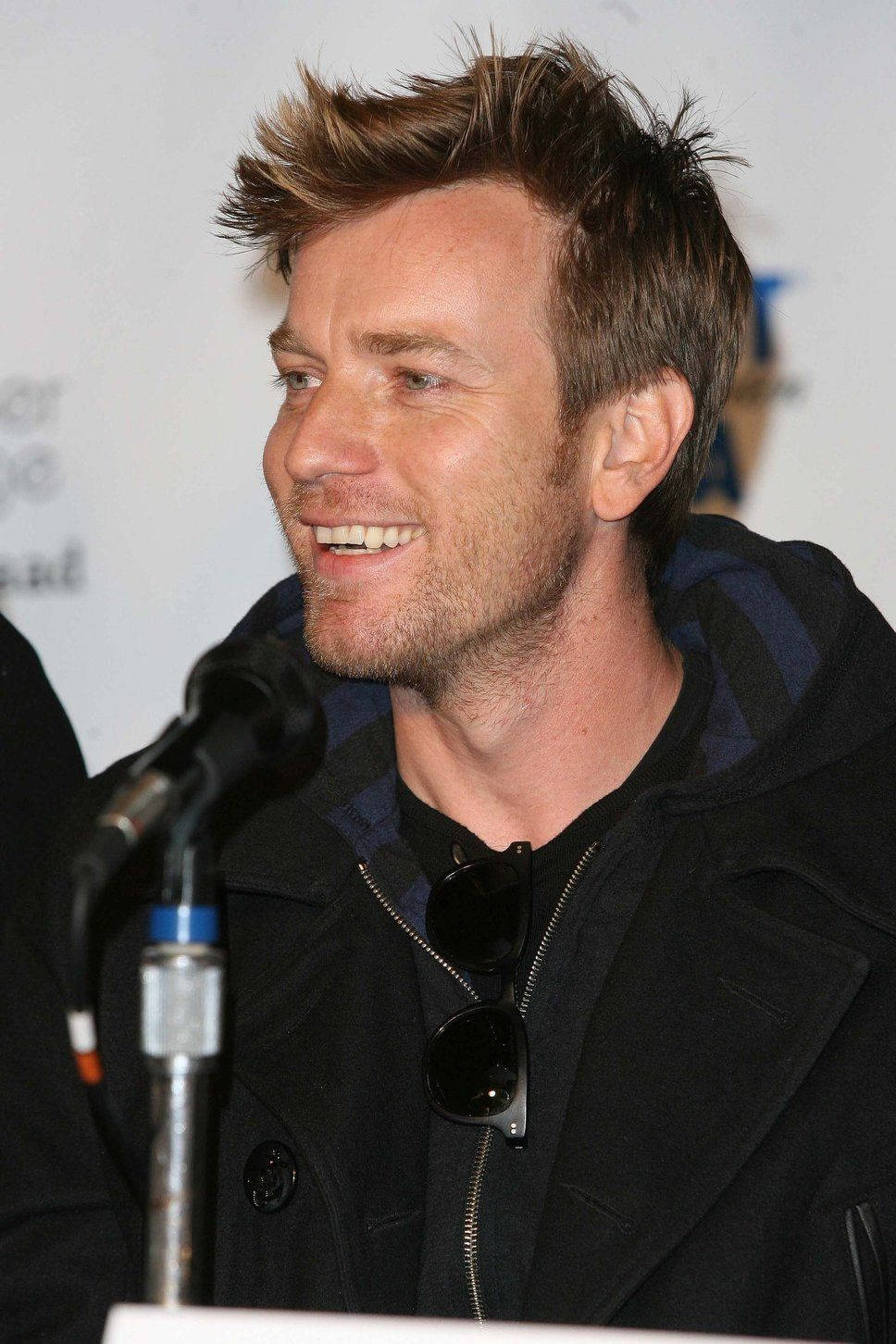 Ewan Mcgregor Smiling Candidly Background