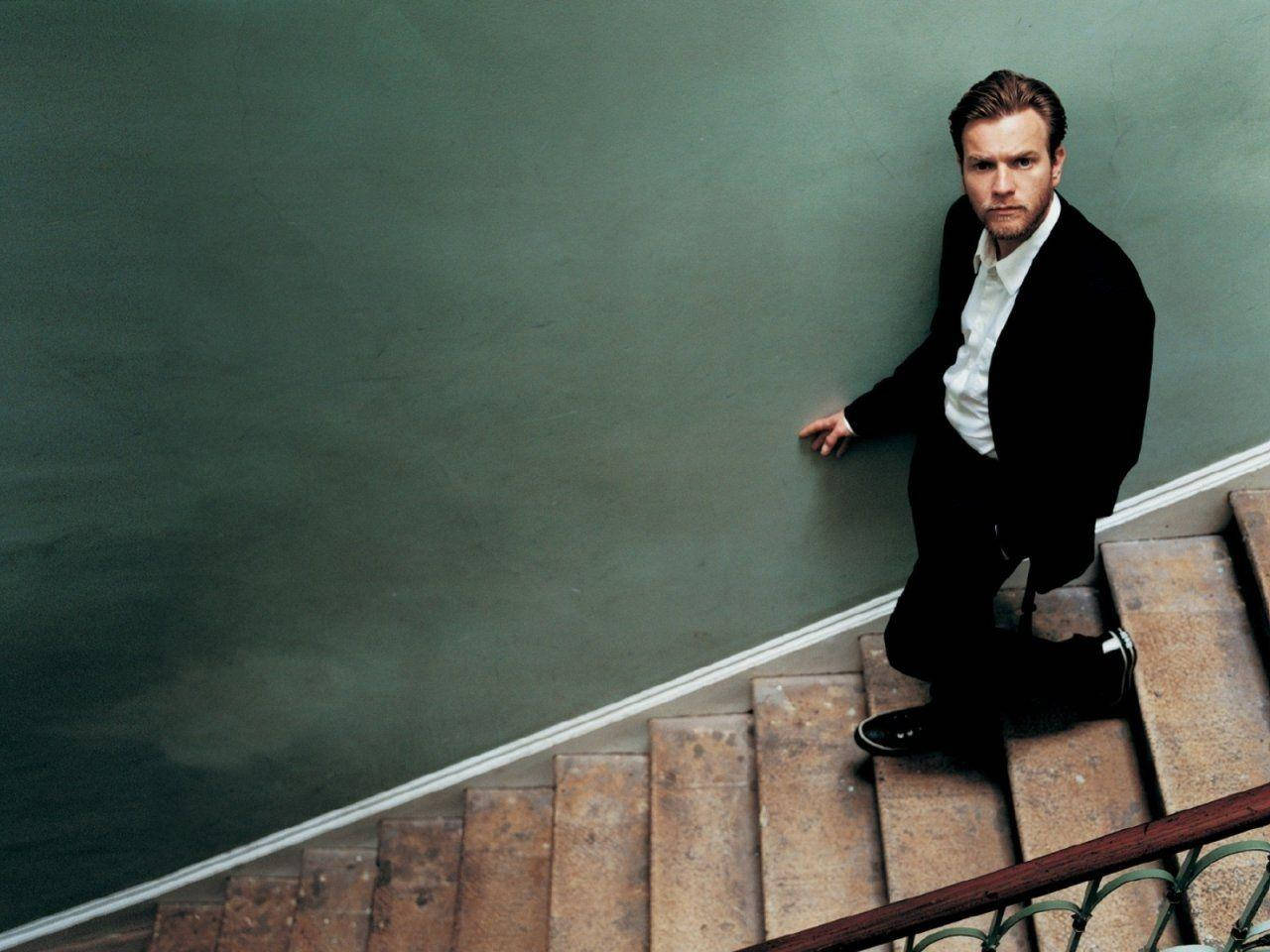 Ewan Mcgregor Studiously Walking Down The Stairs