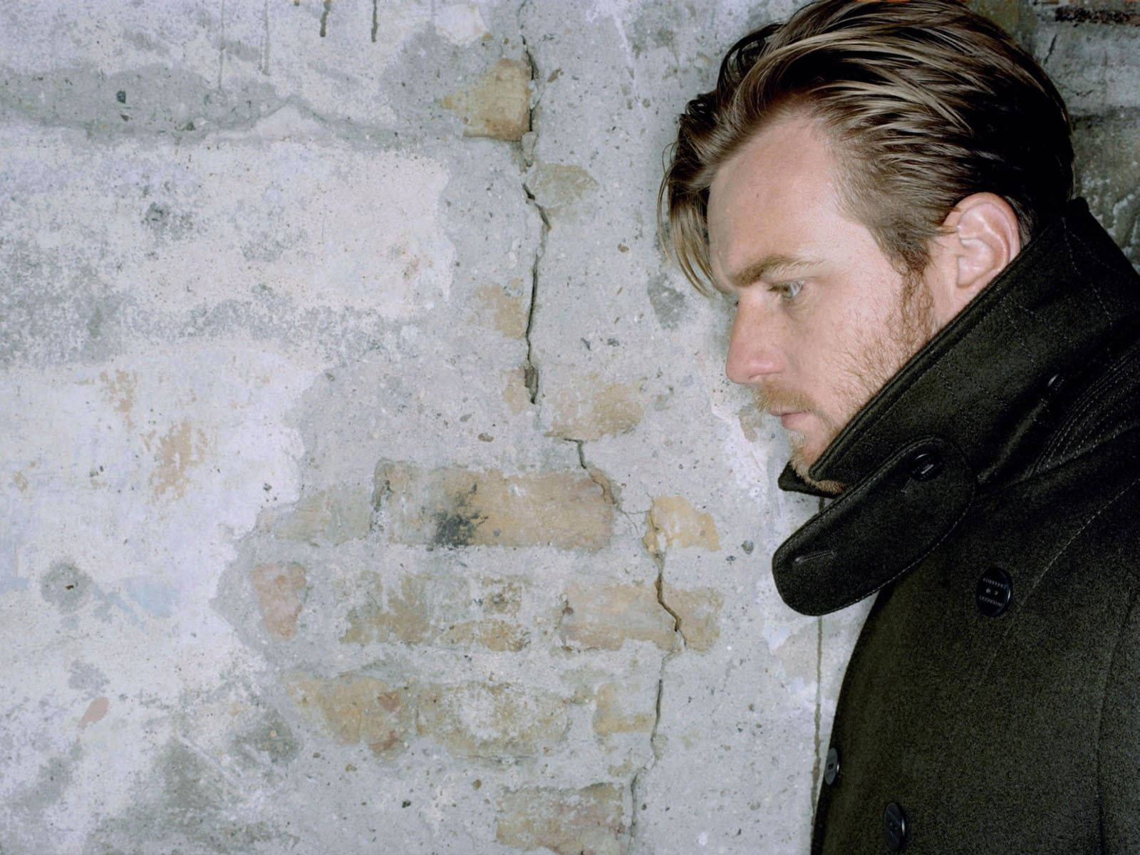 Ewan Mcgregor Walking Crack Wall Black Jacket