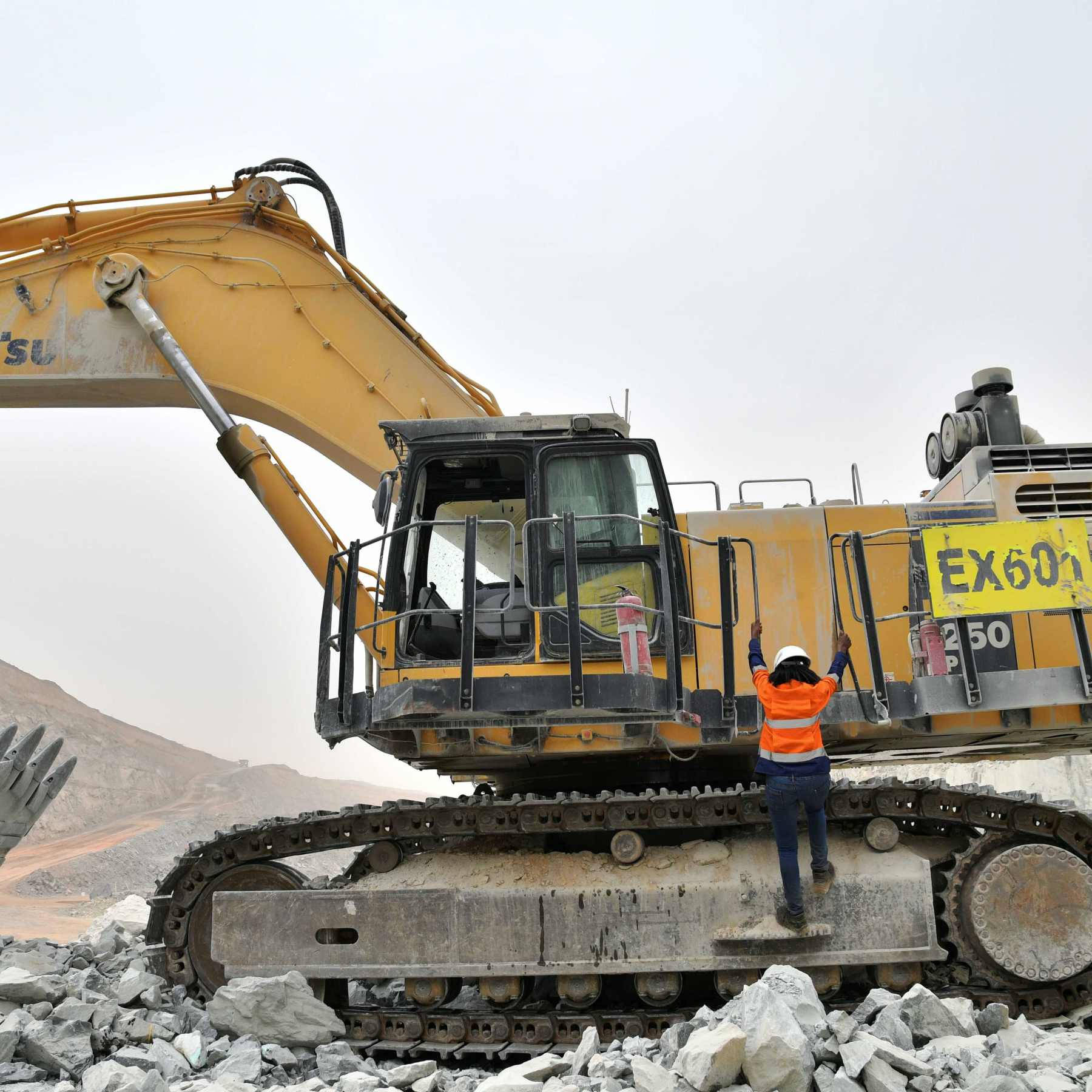 Excavation In The Goldmines Of Hounde Background