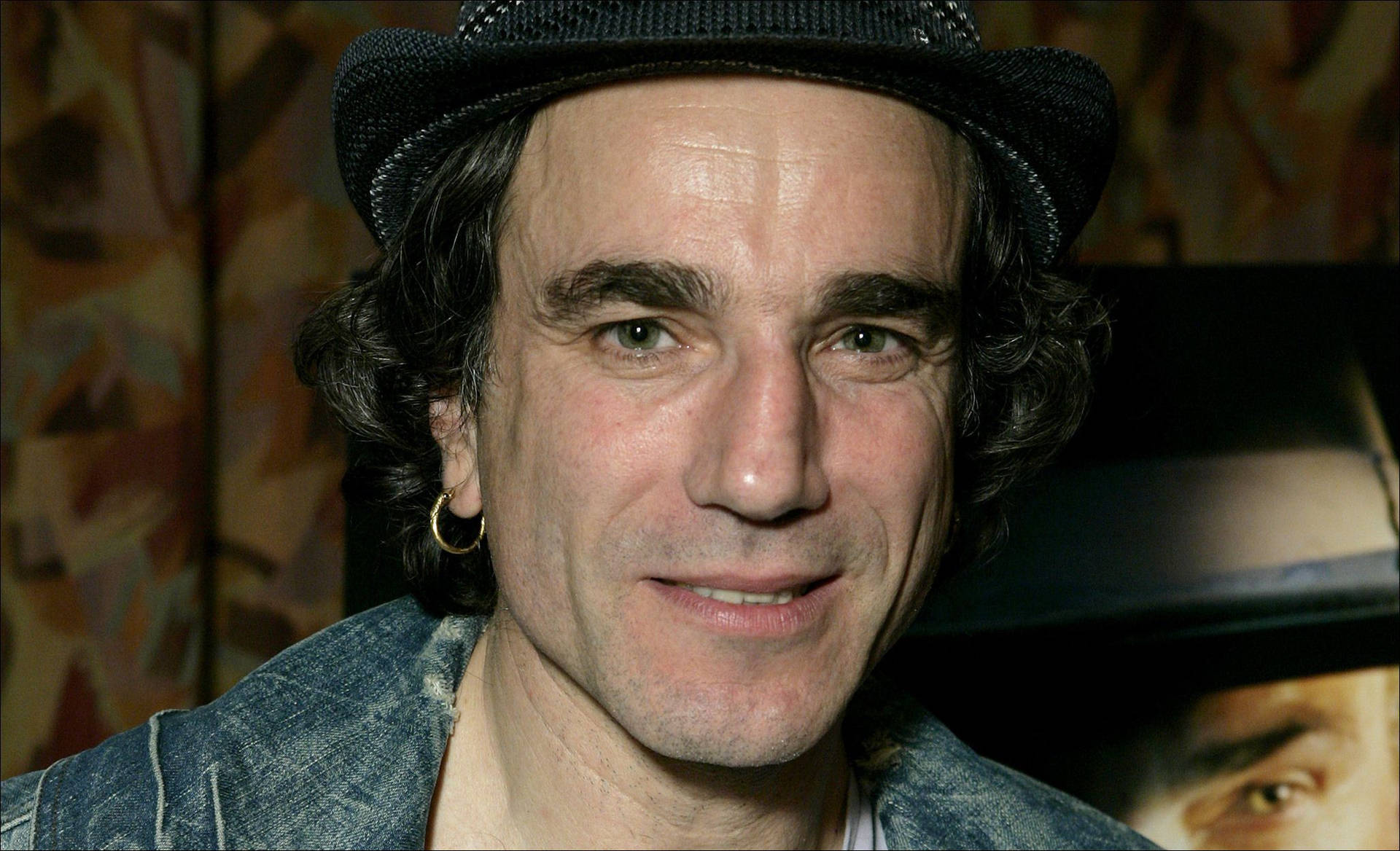 Exceptional Actor Daniel Day-lewis In Stylish Fedora Background