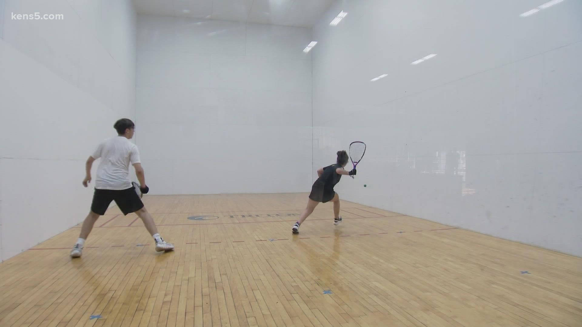 Exciting Moment Of Powerful Return In A 1v1 Racquetball Match. Background