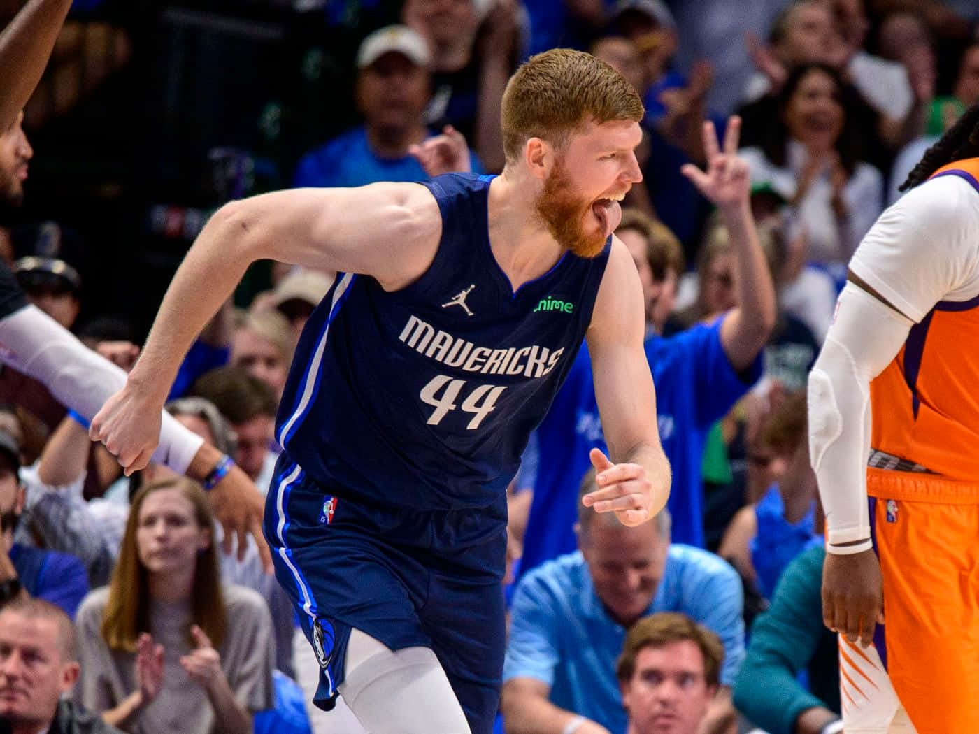 Exciting Nba Star Davis Bertans In Action Background