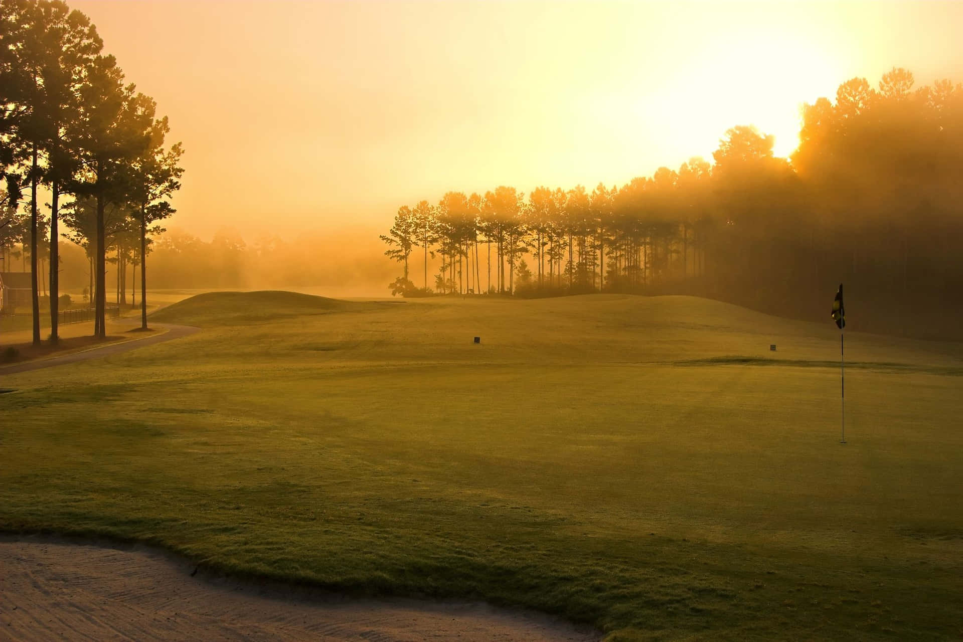 Experience An Unforgettable Round Of Golf In A Beautiful Retreat. Background