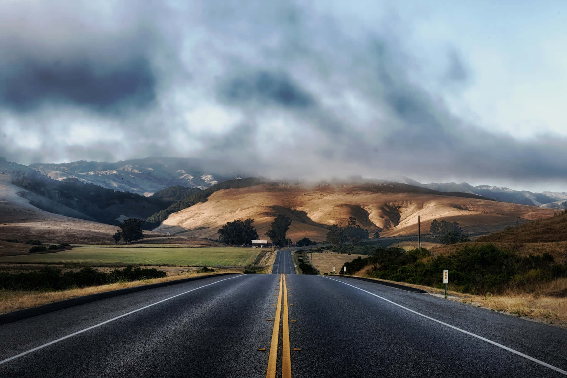 Experience Breathtaking Scenery Of California Mountains Background