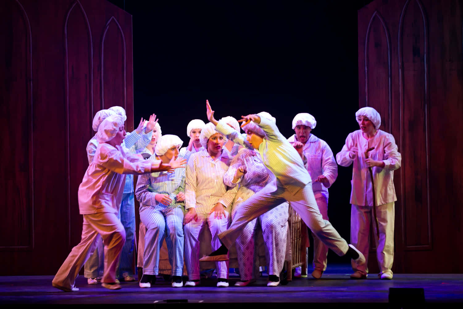 Experience Grandiose Musical Performances On Stage! Background