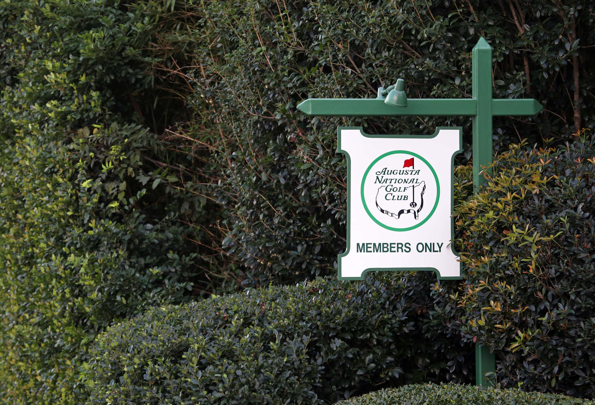 Experience The Majesty Of Augusta National Golf Club On Your Iphone Background