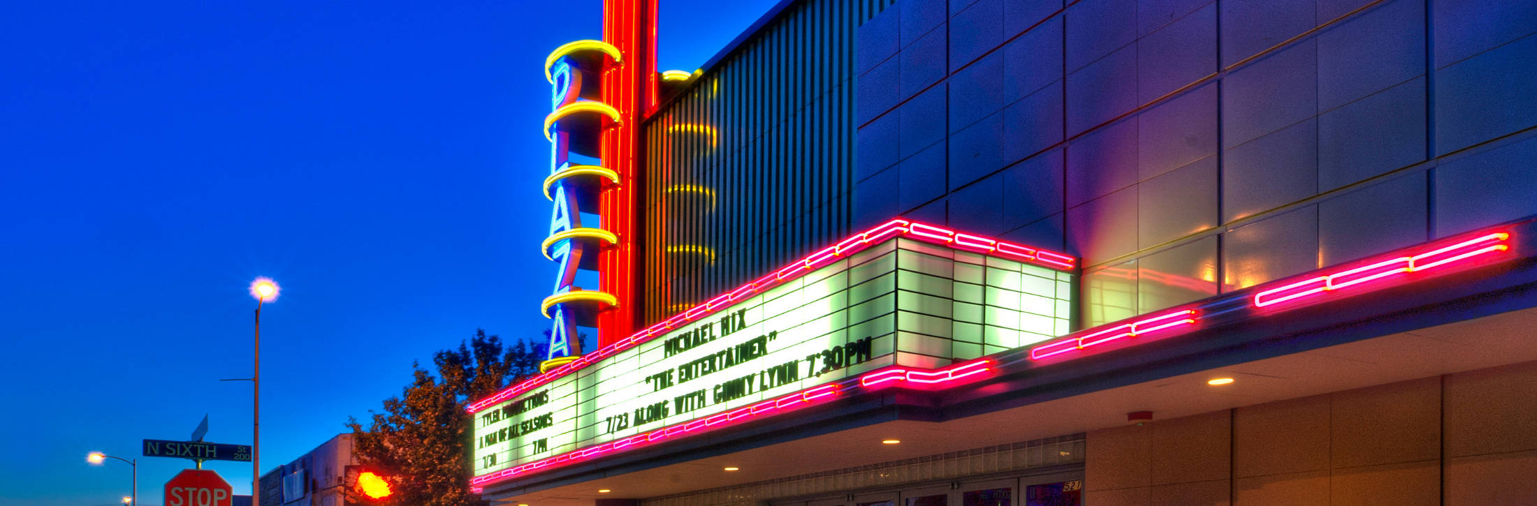 Experience The Nostalgia Of Plaza Theater In Garland, Texas Background