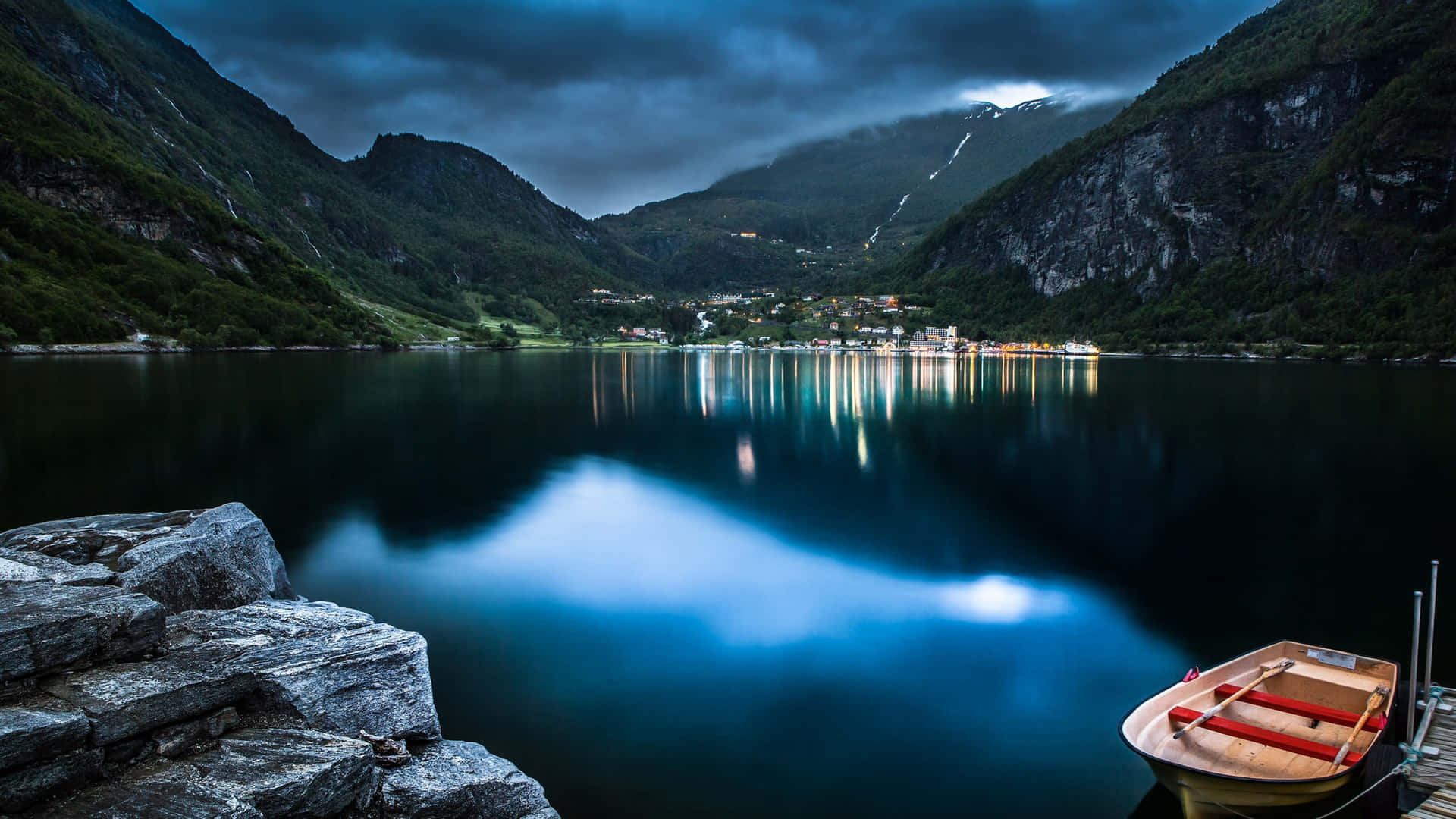 Experience The Stillness Of Nature And Soothe Your Soul With This Beautiful Mountain Lake. Background