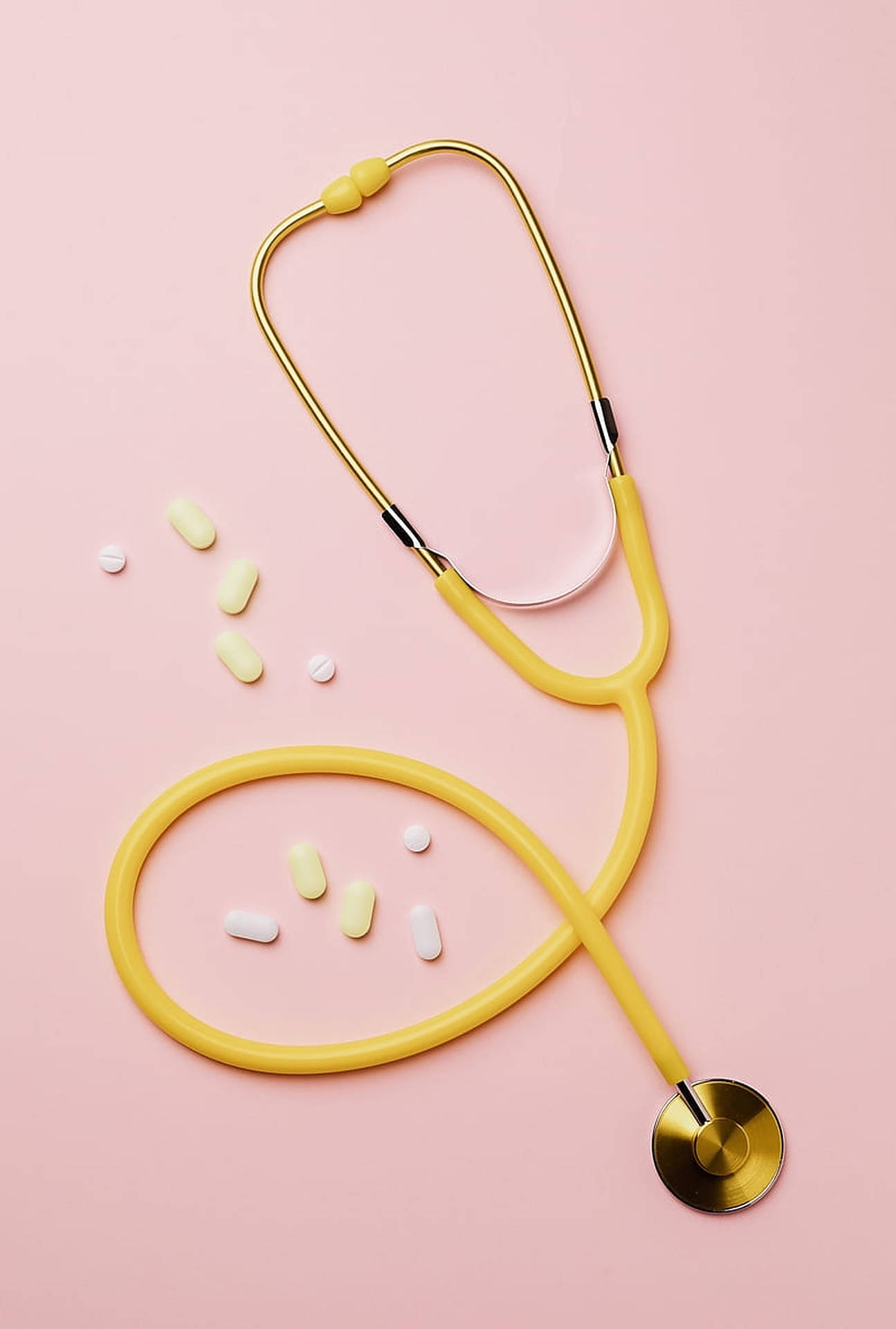 Experienced Doctor Wearing A Yellow Stethoscope Background