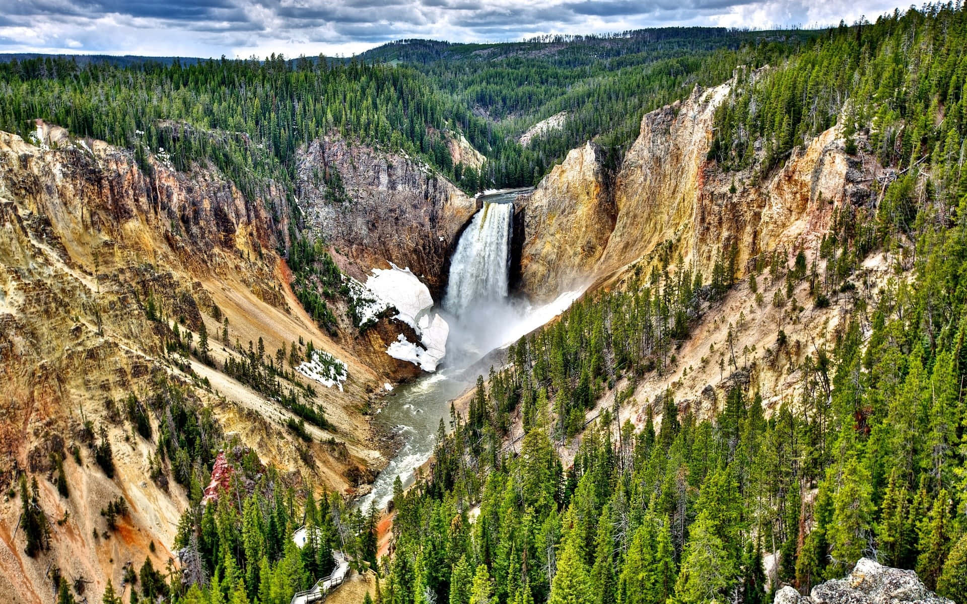 Explore The Beauty Of Yellowstone National Park Background