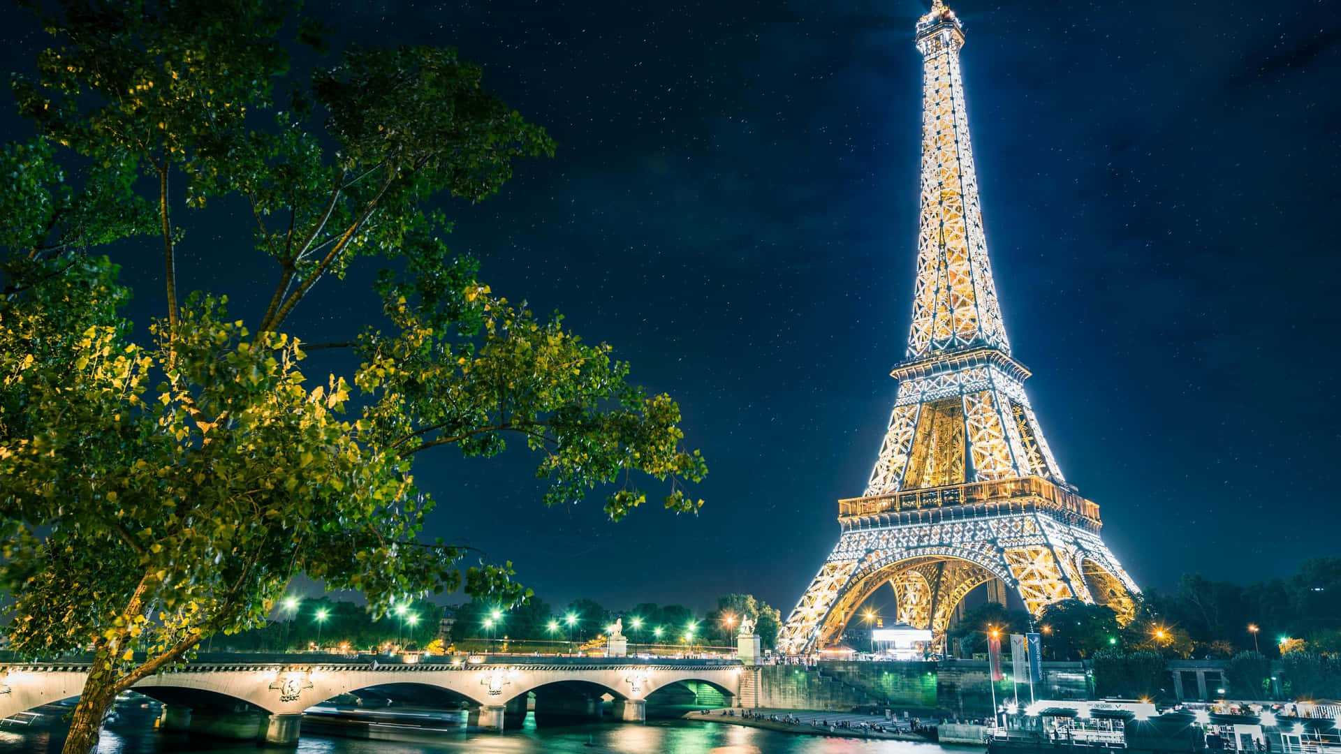 Explore The Quaint And Romantic Streets Of Paris. Background