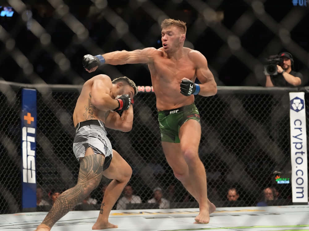 Explosive Moment - Dricus Du Plessis Throws A Punch Background