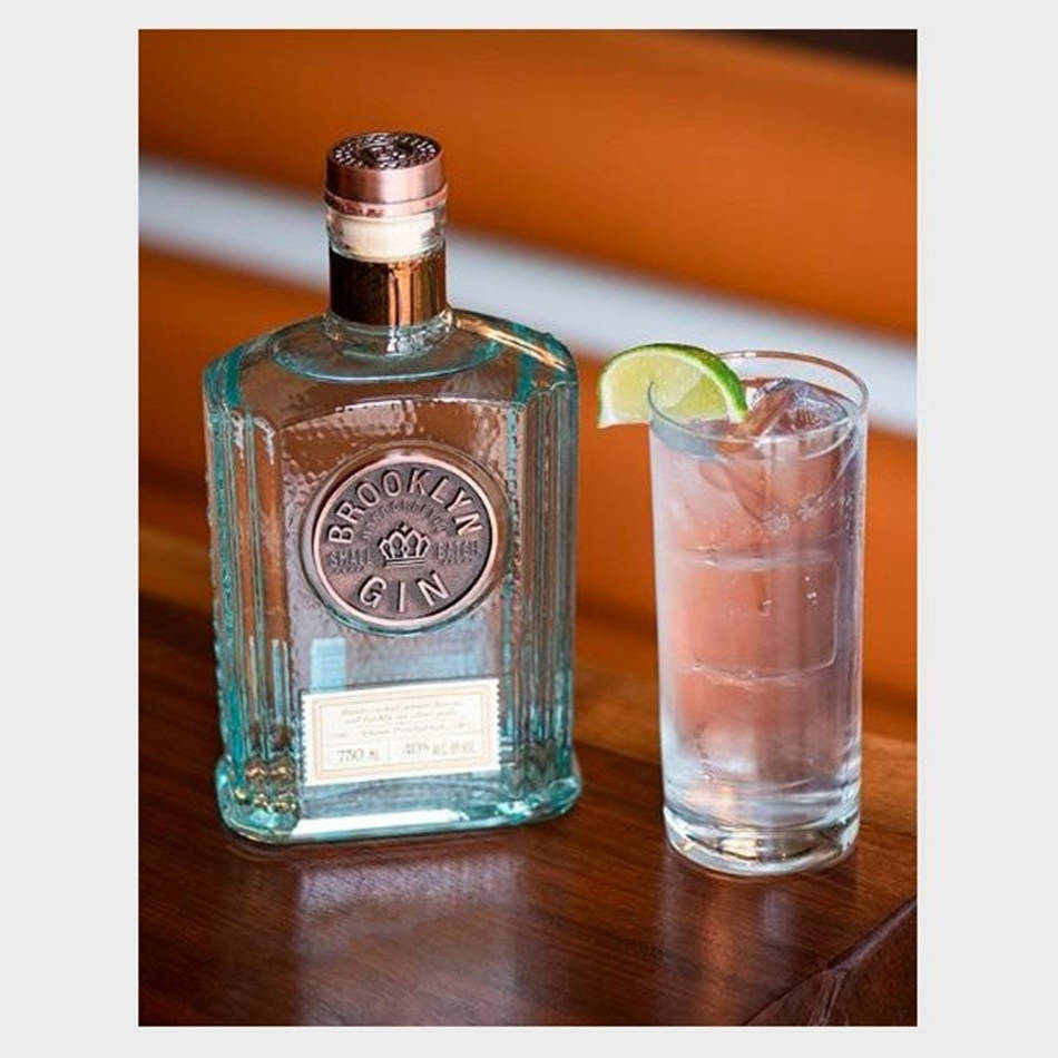 Exquisite Brooklyn Gin With Fresh Lime Background