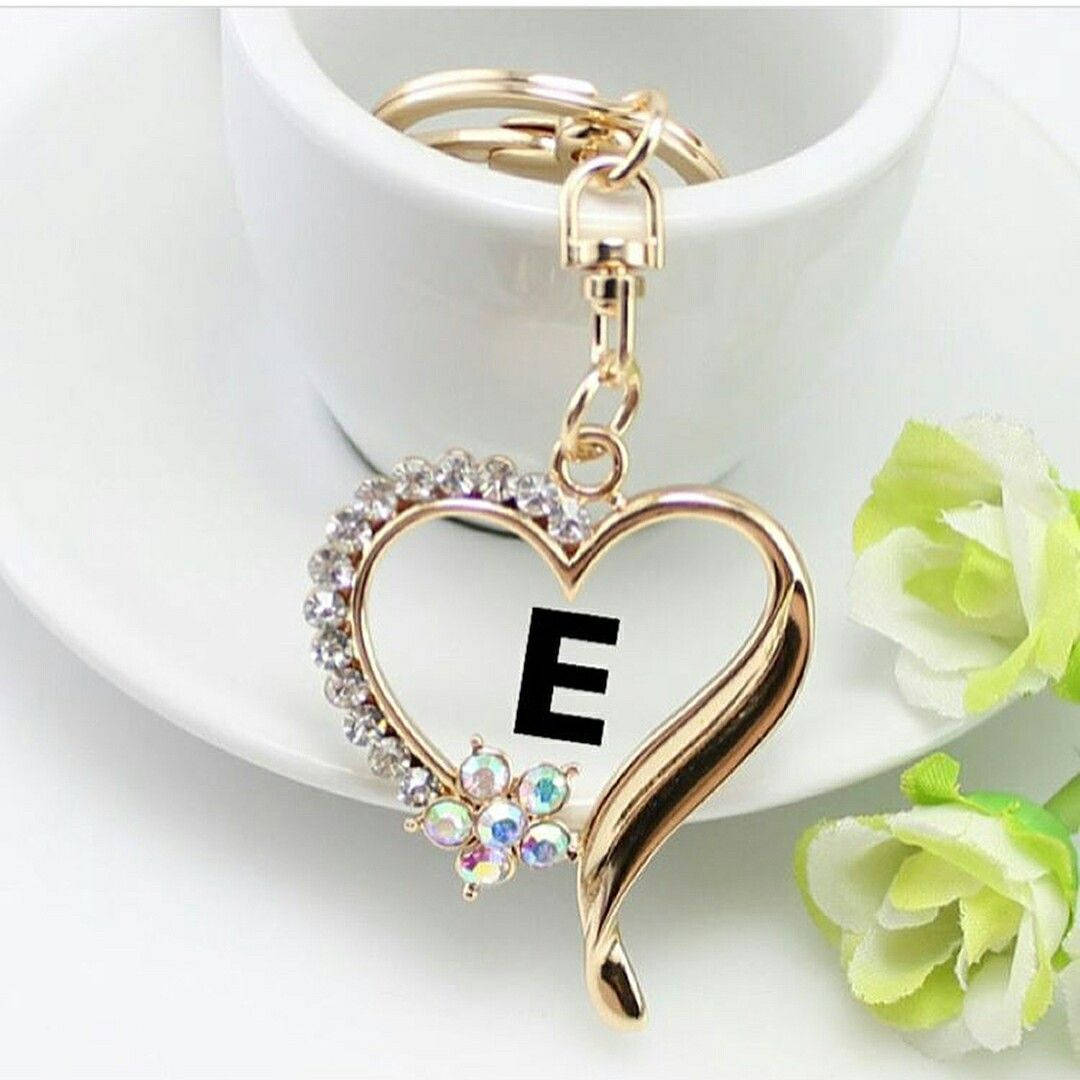 Exquisite Diamond-studded Gold Letter E Keychain Background