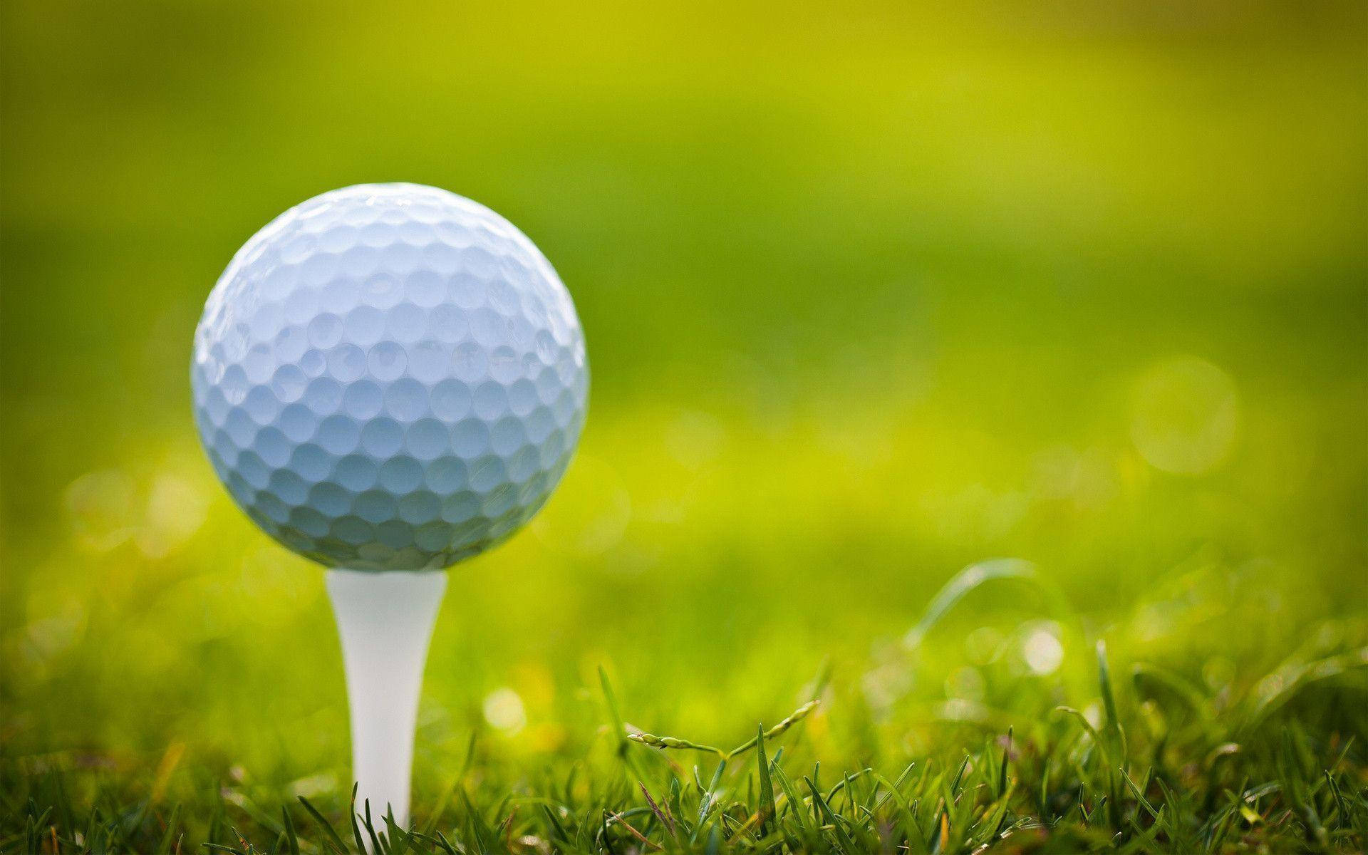 Exquisite Golf Ball On Tee Background