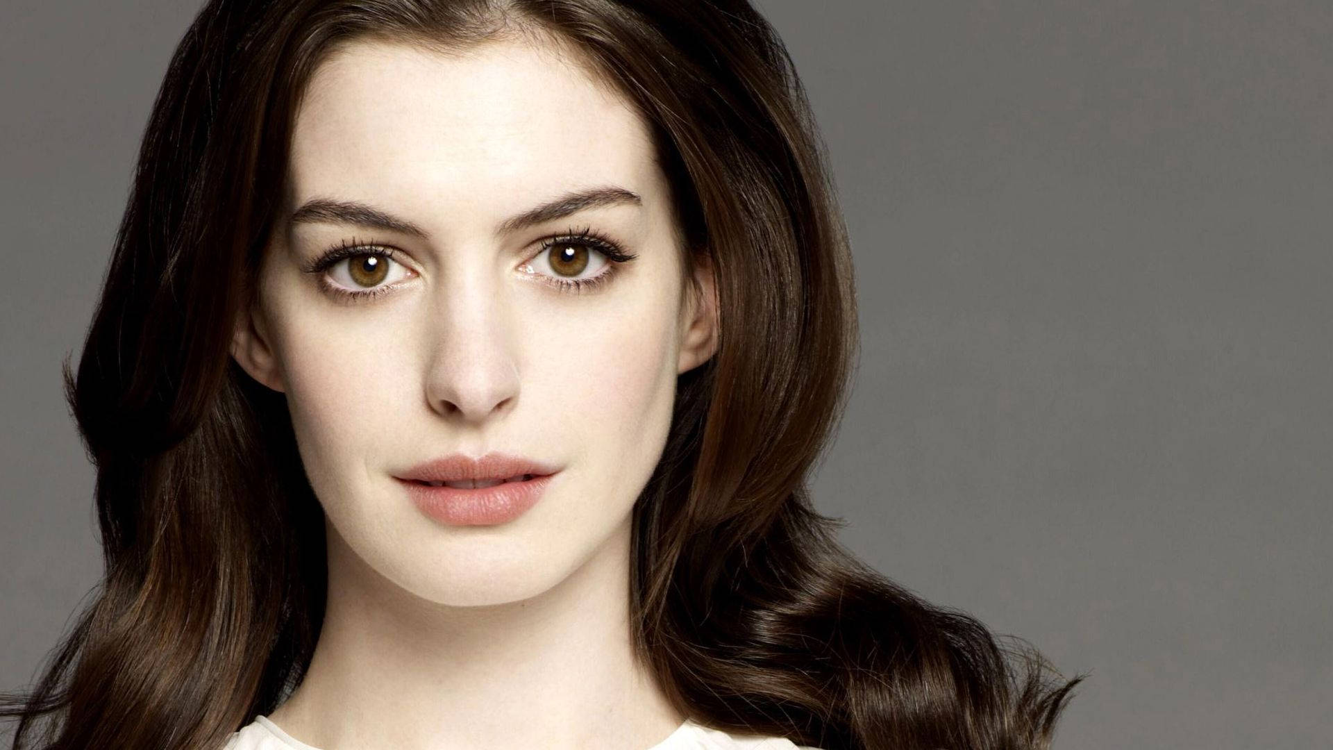 Exquisite Portrait Of Actress Anne Hathaway Background