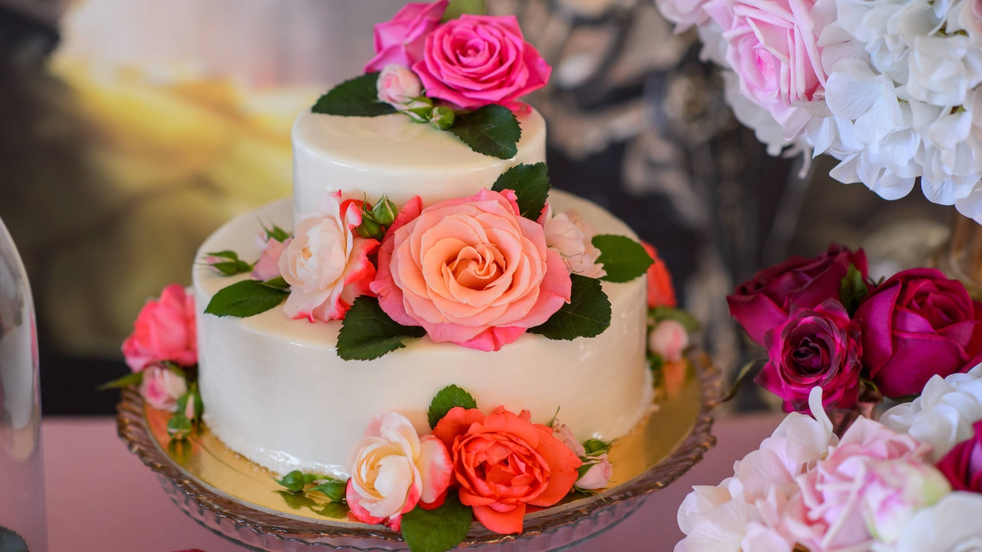 Exquisite Red And Pink Roses Wedding Cake