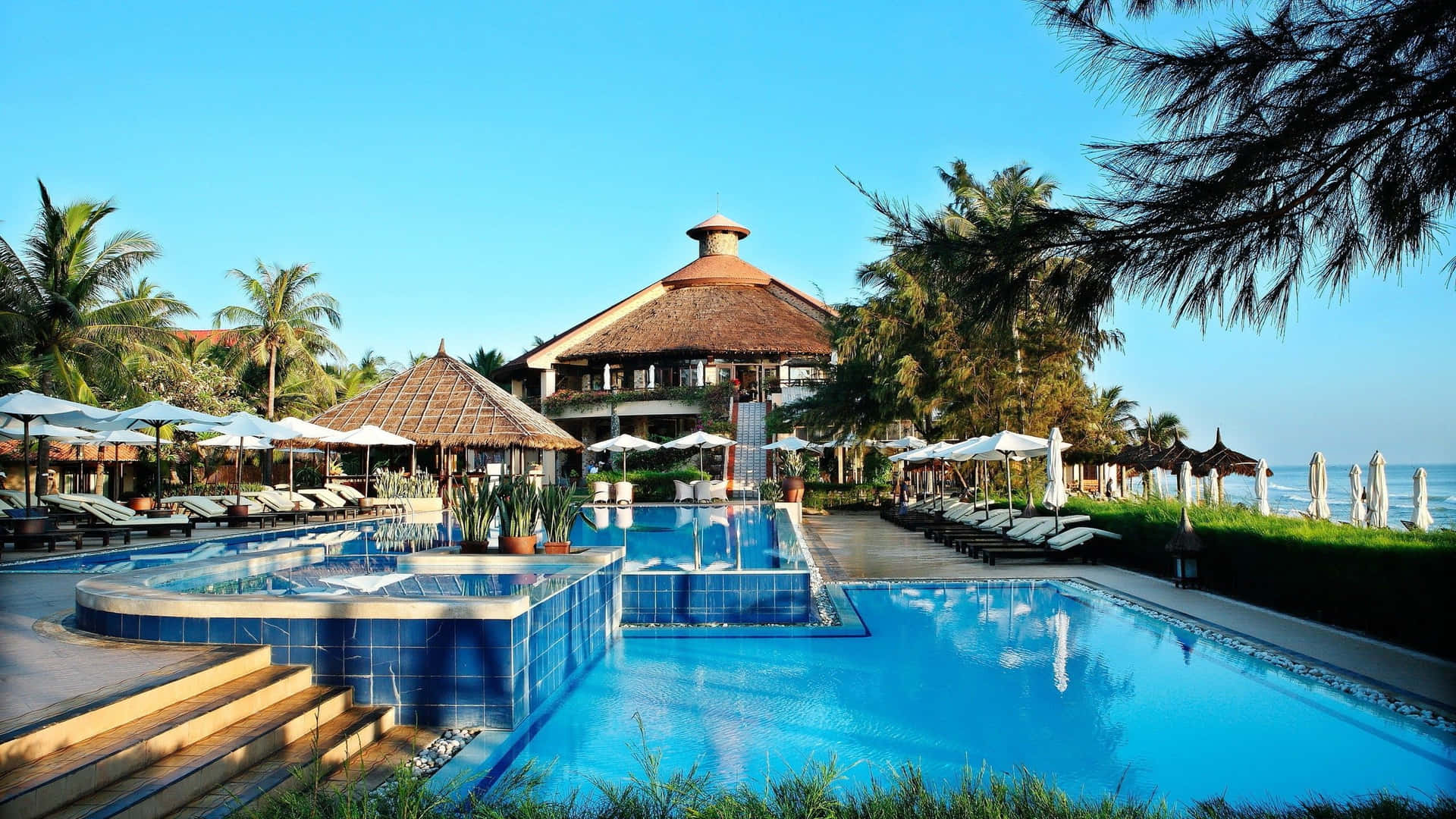 Extravagant Resort Pool