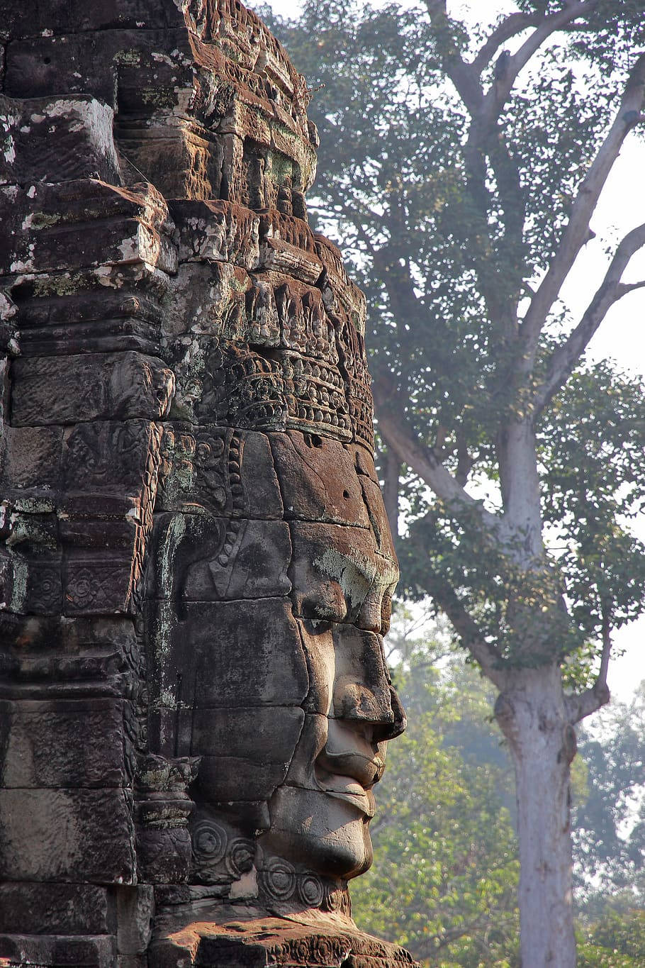 Face Statue In Angkor Wat Phone Background