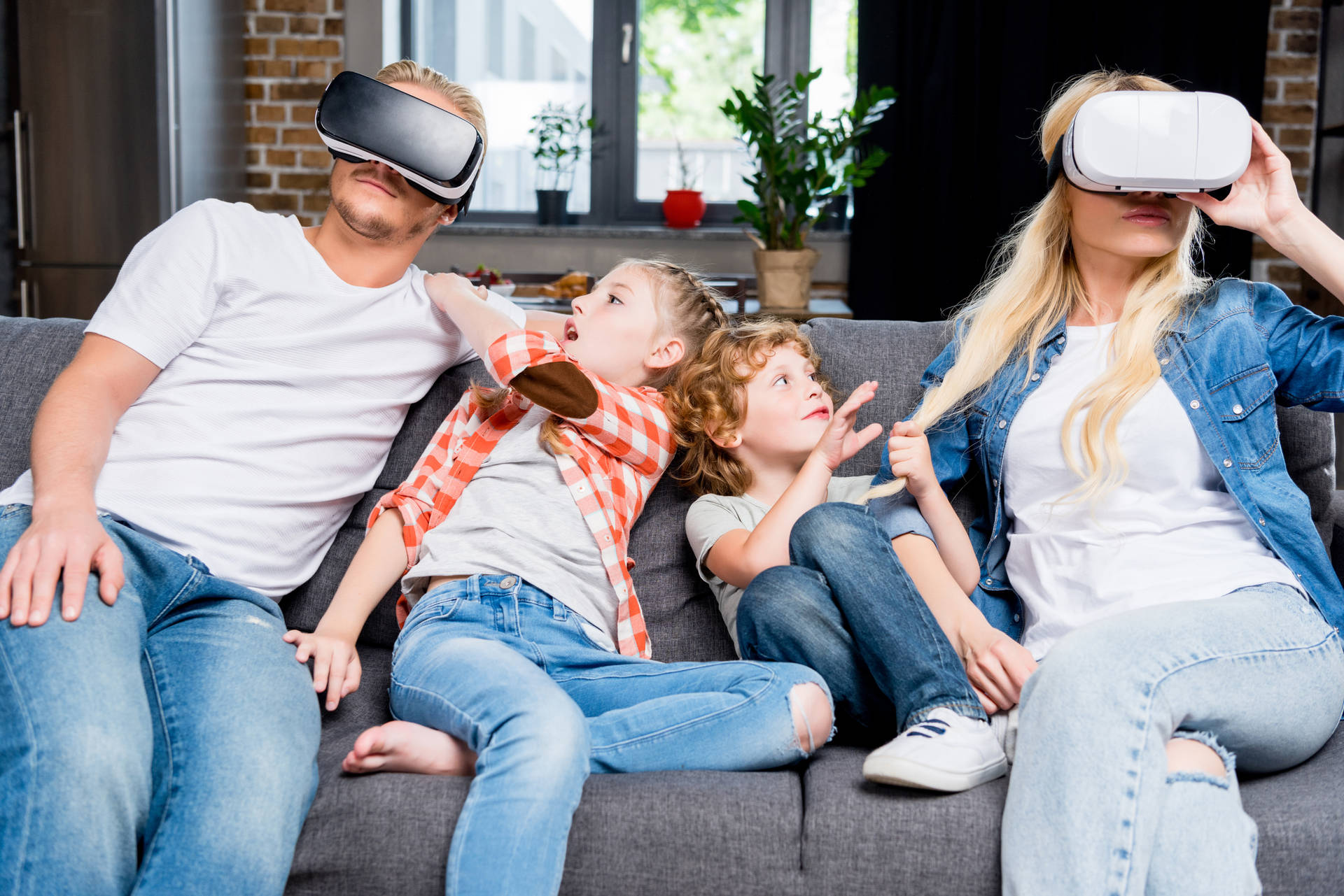Family Playing With Vr Background