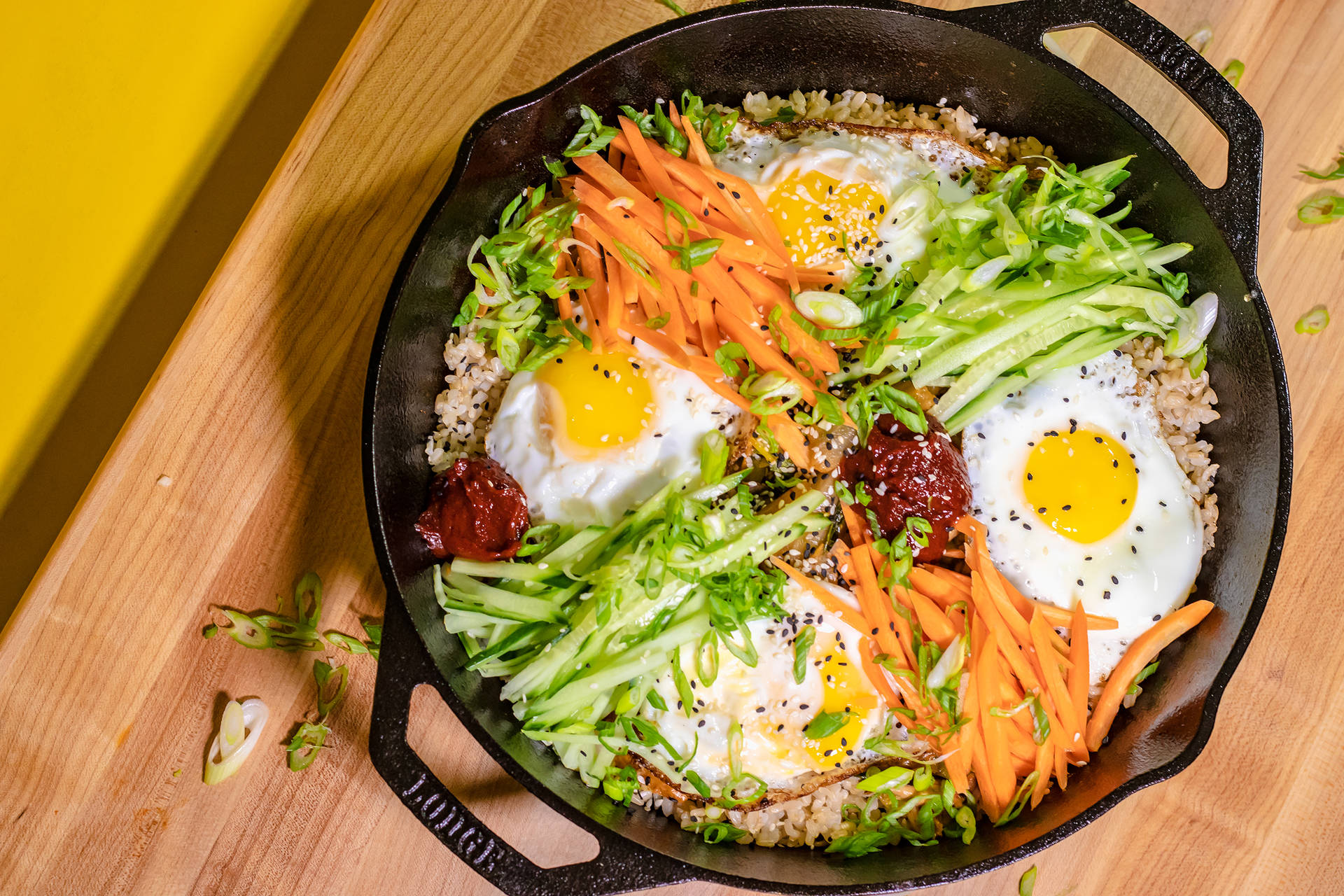 Family-sized Bibimbap Dish Background