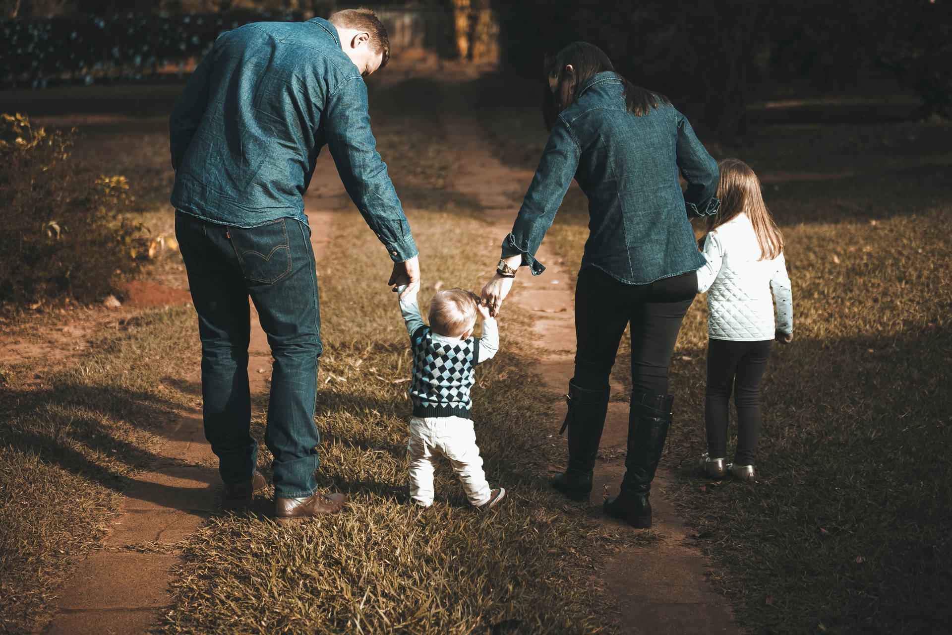 Family Trains Baby To Walk Background