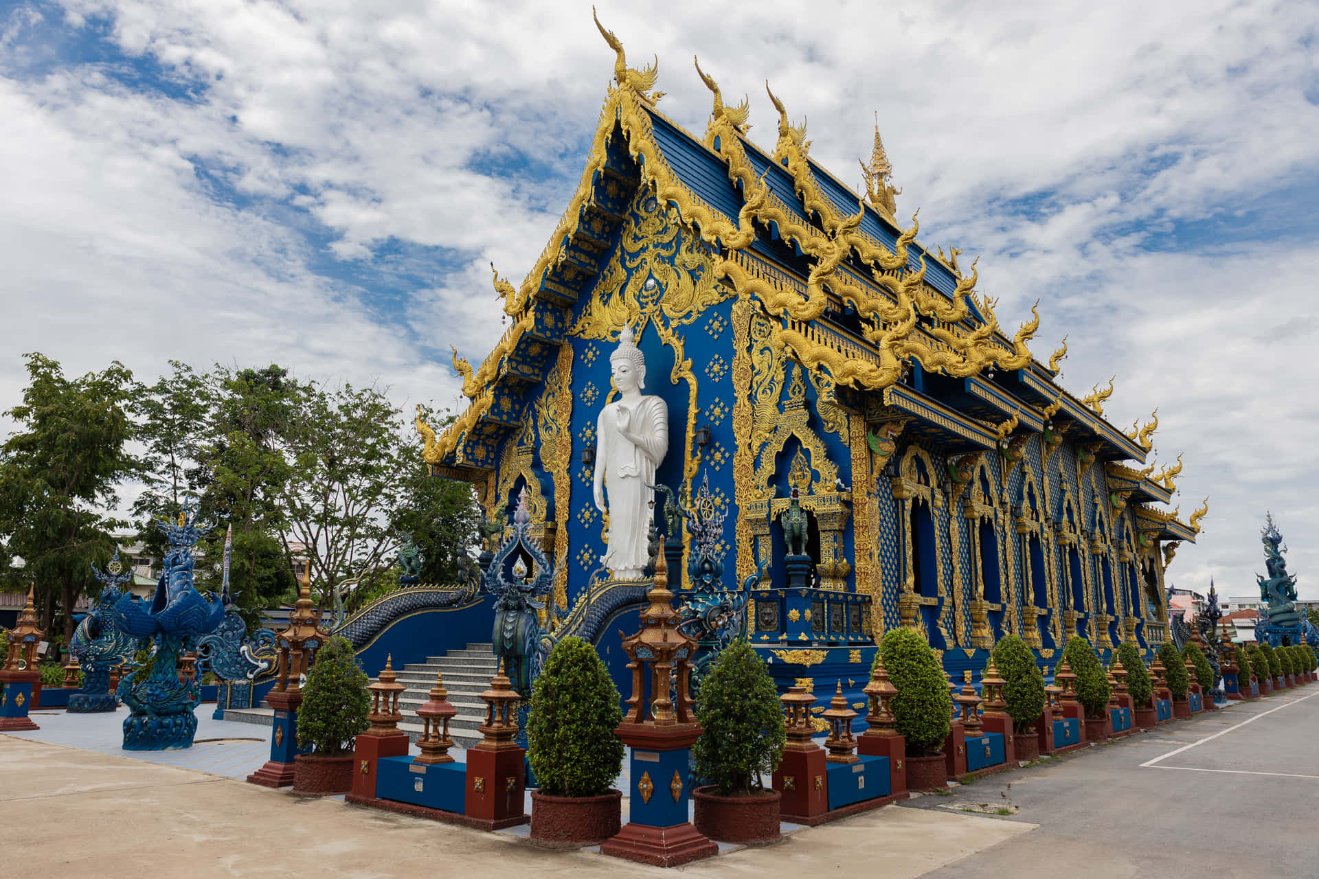 Fantastic Angle Of Blue Temple In Chiang Rai Background