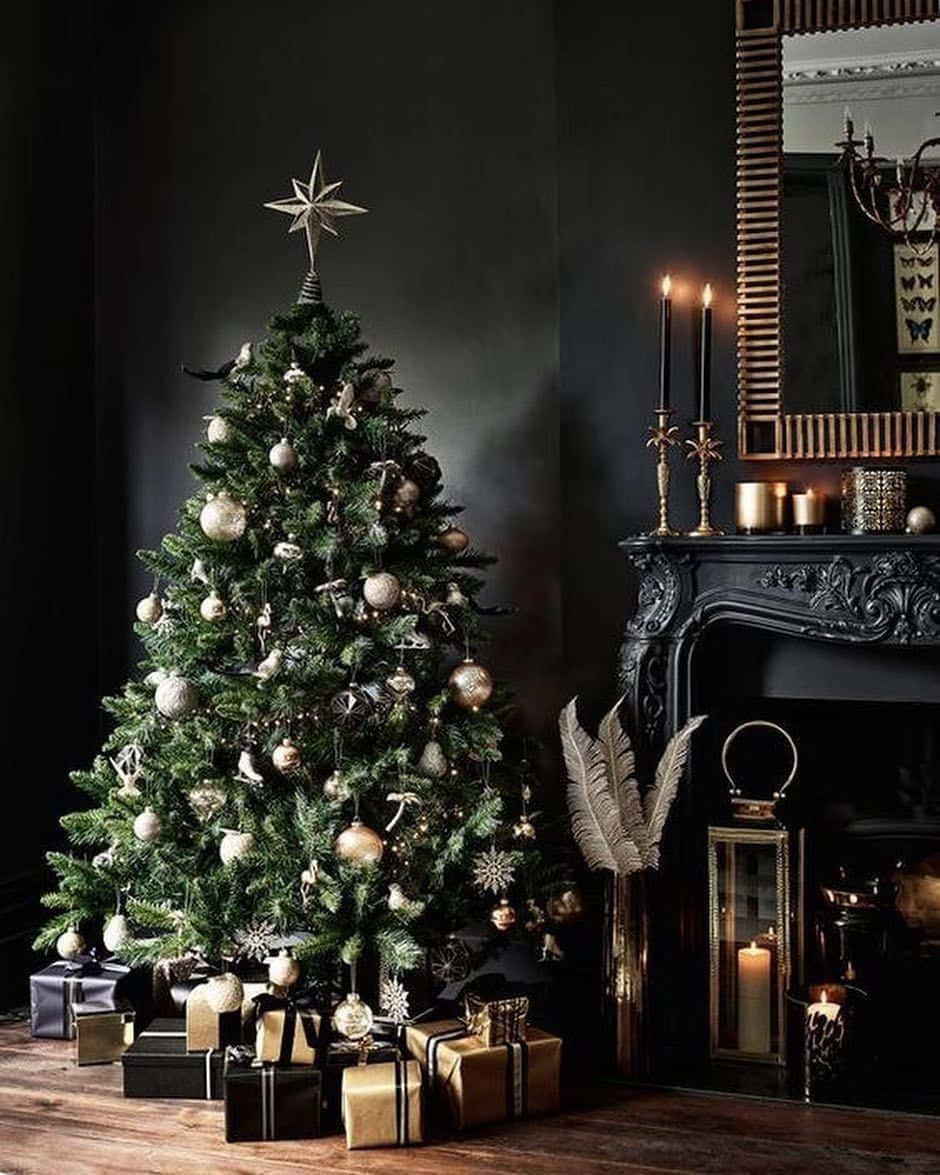 Farmhouse Christmas Tree With Gold And Silver Decorations