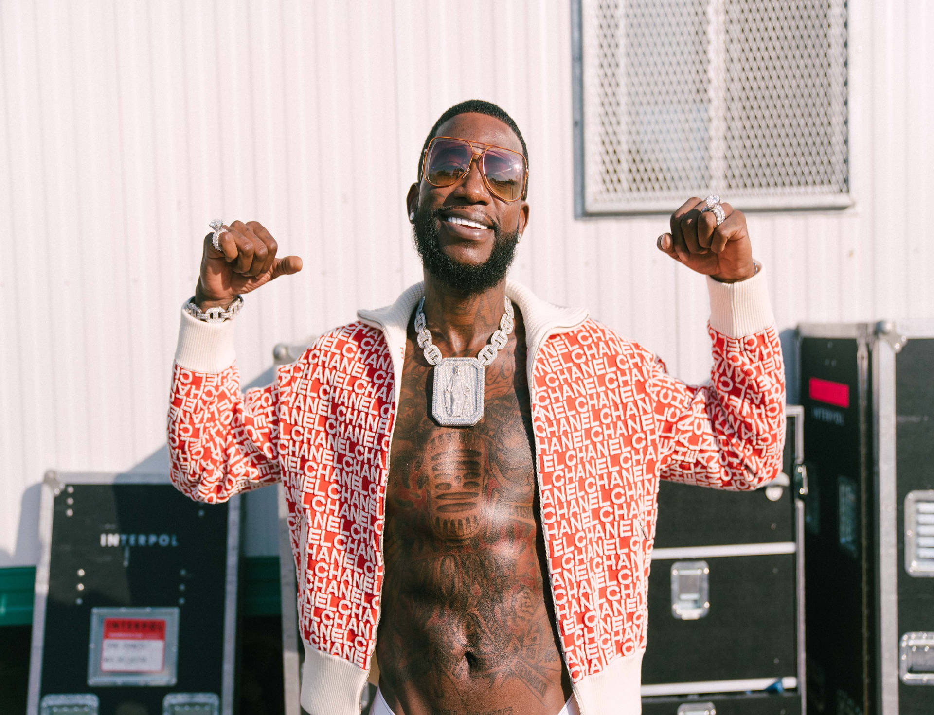 Fashionable Rapper Gucci Mane Background